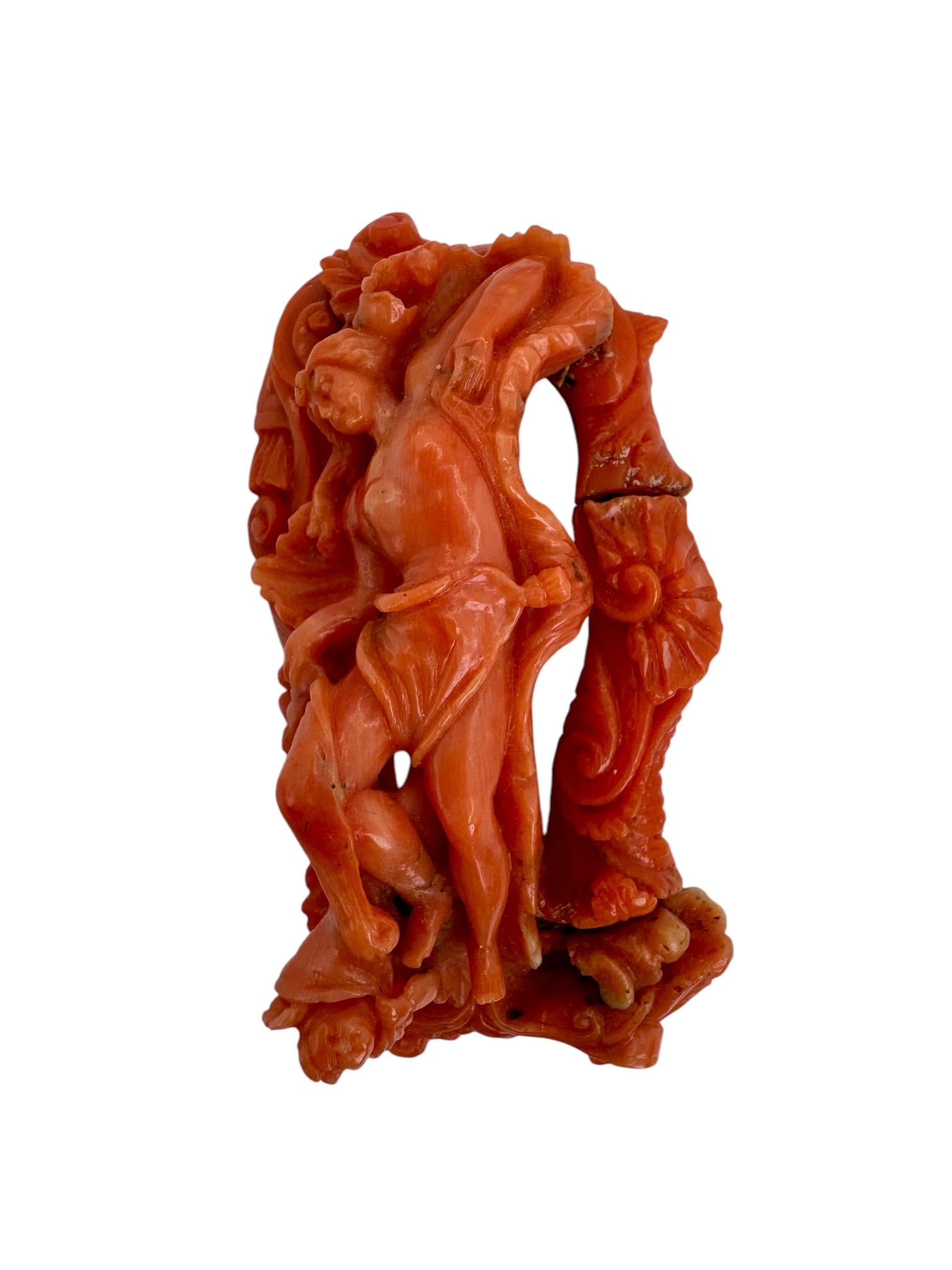 Este exquisito broche, ejemplo magistral del arte italiano, está intrincadamente tallado a mano en rico coral mediterráneo y data de finales del siglo XVIII o principios del XIX. La espectacular talla en altorrelieve representa una escena mitológica