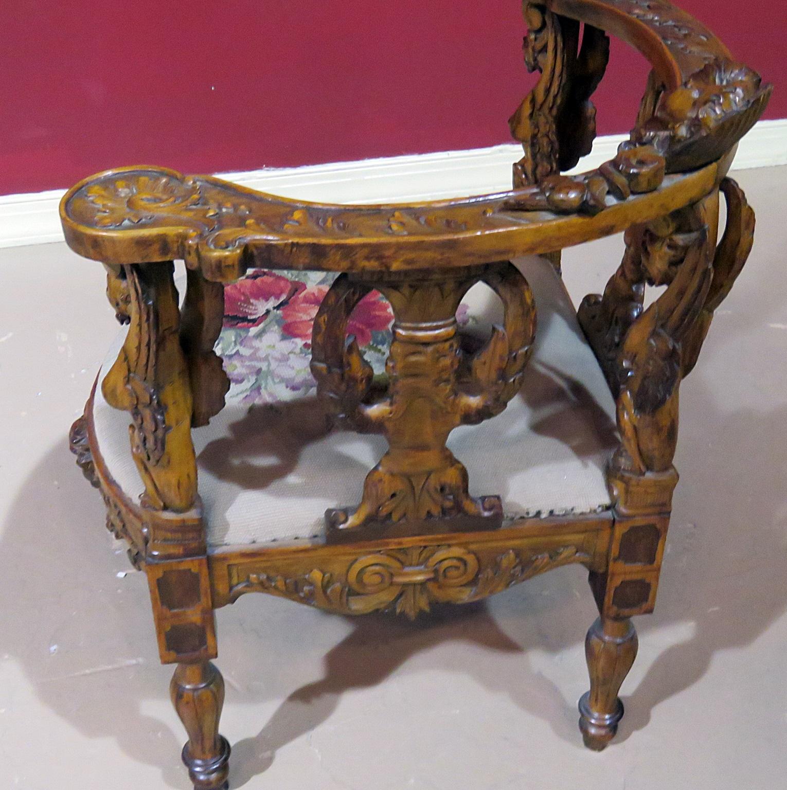 1890s Era Antique Figural Italian Carved Corner Chair In Good Condition In Swedesboro, NJ