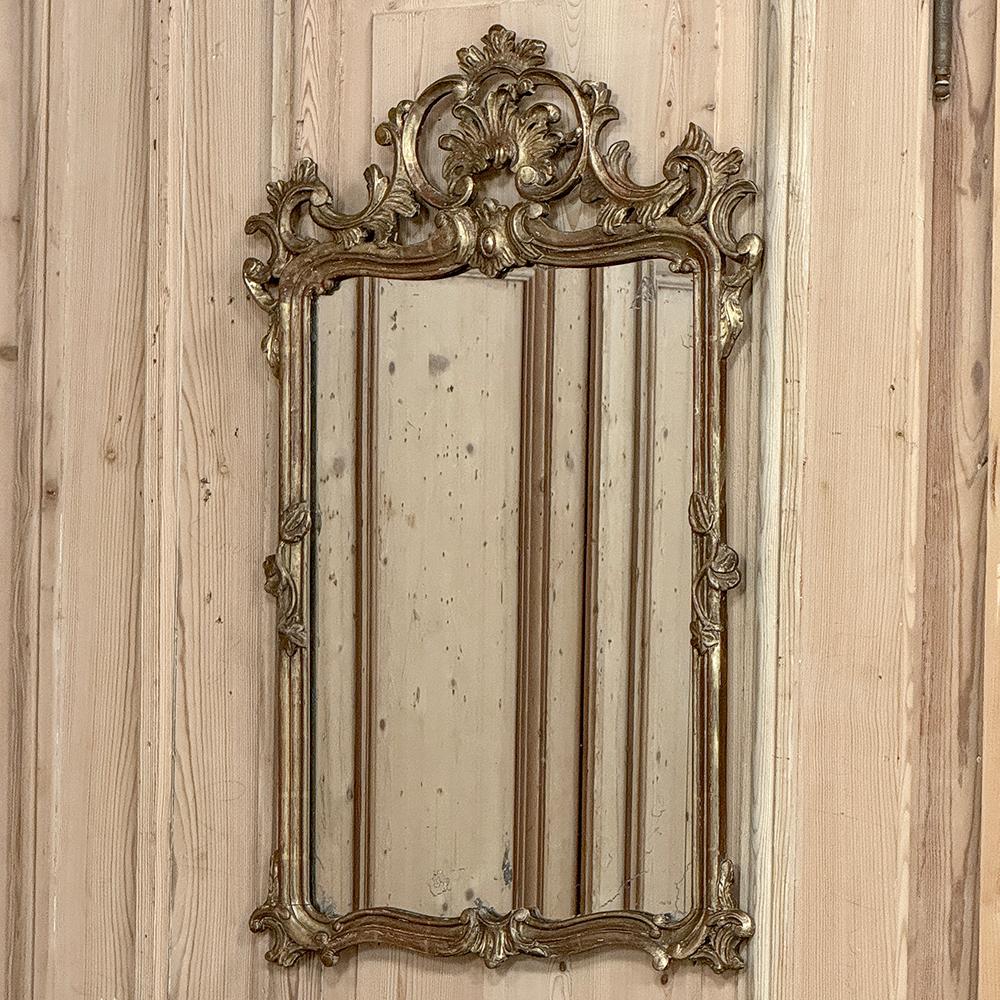 Der antike italienische Spiegel aus geschnitztem Giltwood im Rokoko-Stil ist eine schöne Darstellung des Stils, mit einer zurückhaltenden Interpretation, die einen würdevollen, zeitlosen italienischen Look ergibt, ohne zu protzig zu sein. 