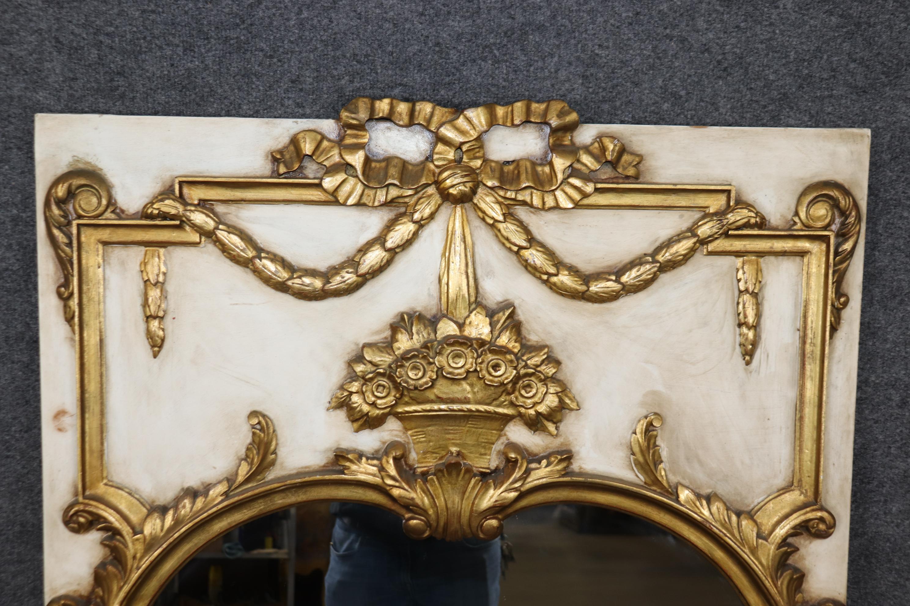 Antike italienische geschnitzt Gold vergoldet und Creme Farbe dekoriert Trumeau Spiegel im Zustand „Gut“ im Angebot in Swedesboro, NJ