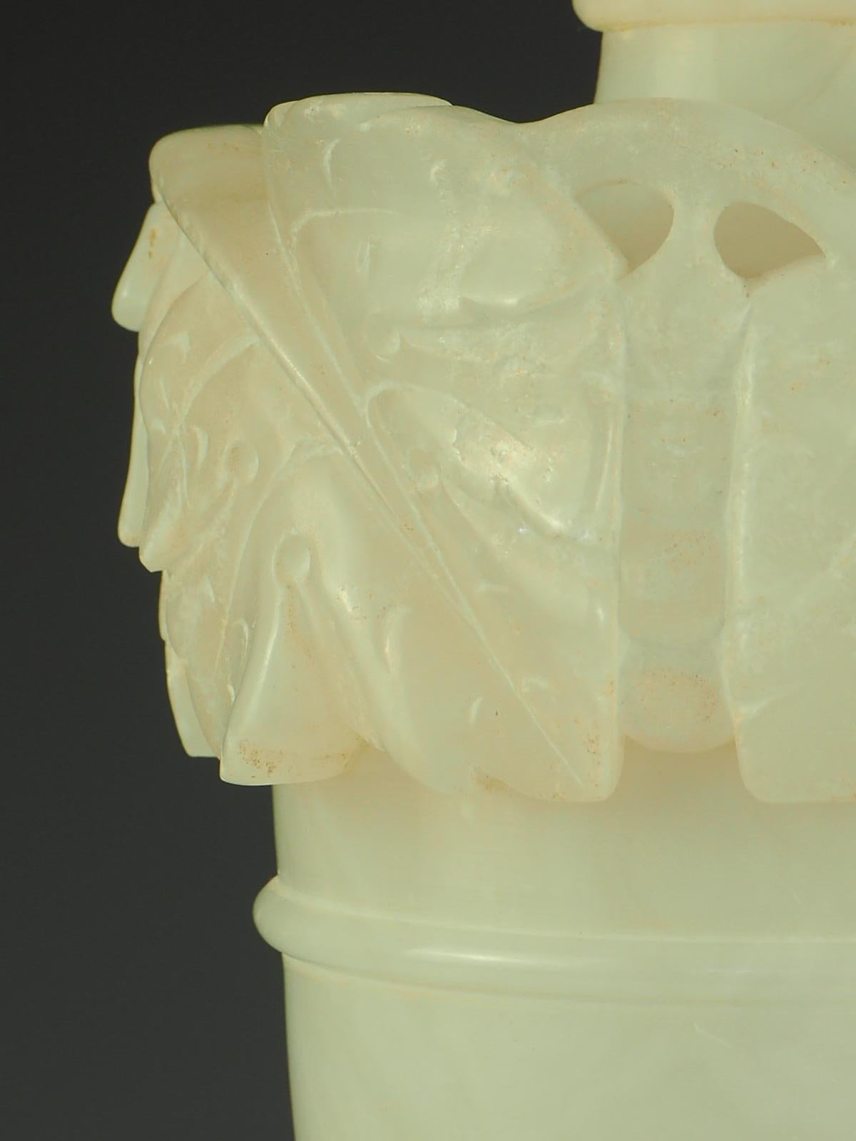 Lampe de bureau italienne ancienne sculptée en feuilles de raisin et sculptée en albâtre en vente 5
