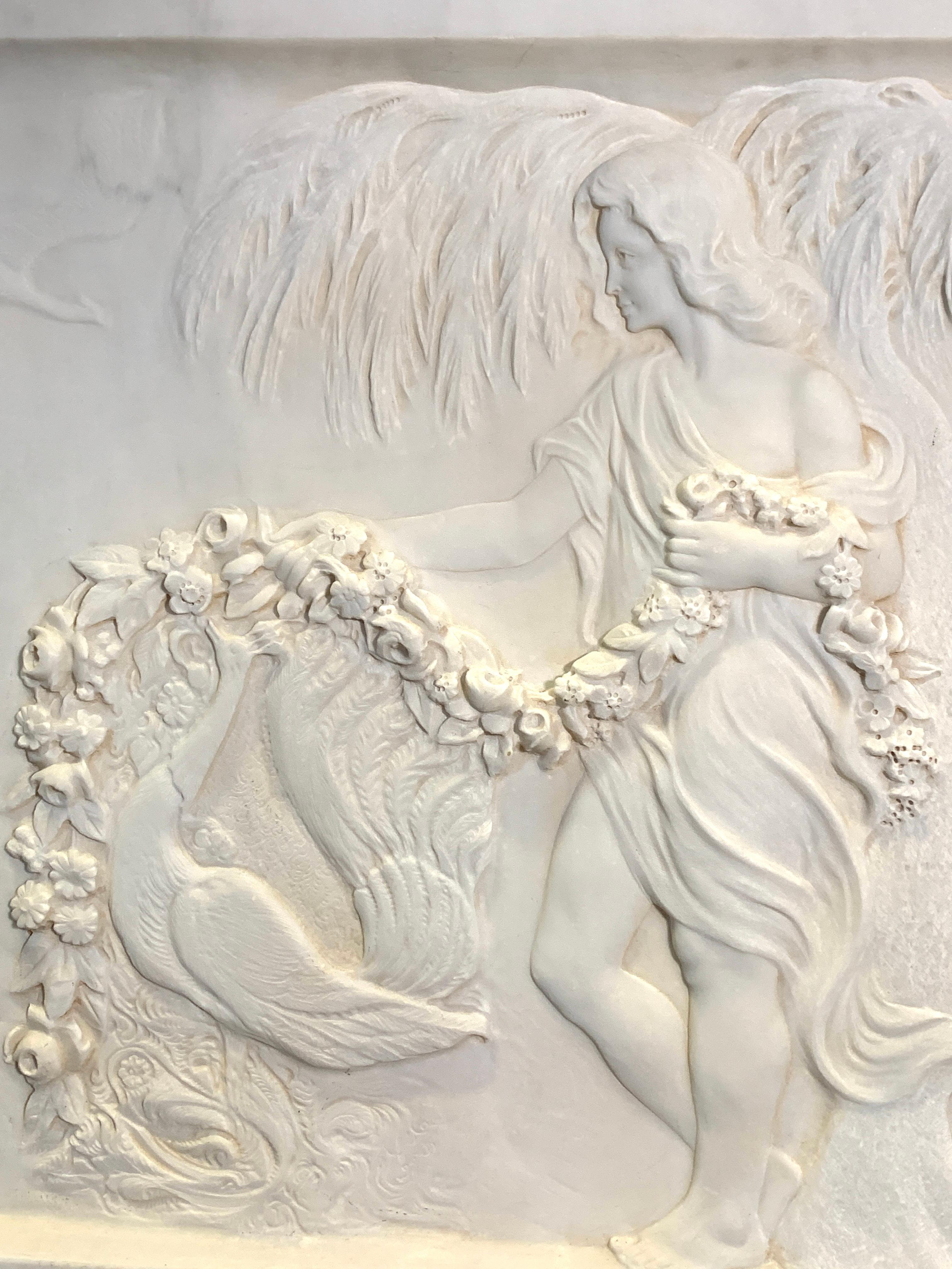 Antikes italienisches geschnitztes Basrelief aus Marmor „Lady and Peacock“ (Klassisch-römisch)