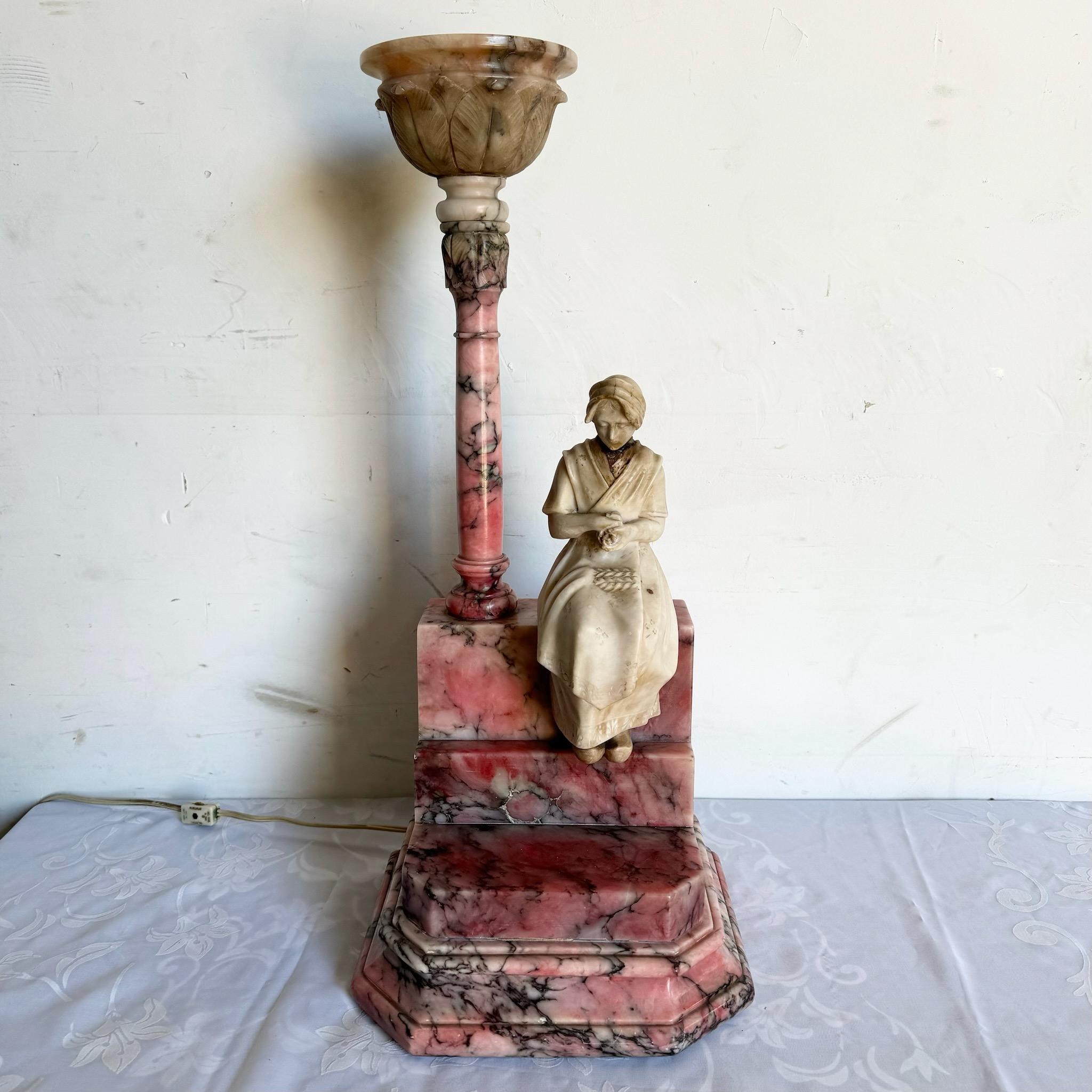 Lampe de table italienne ancienne sculptée en albâtre rose et blanc et en marbre Bon état - En vente à Delray Beach, FL