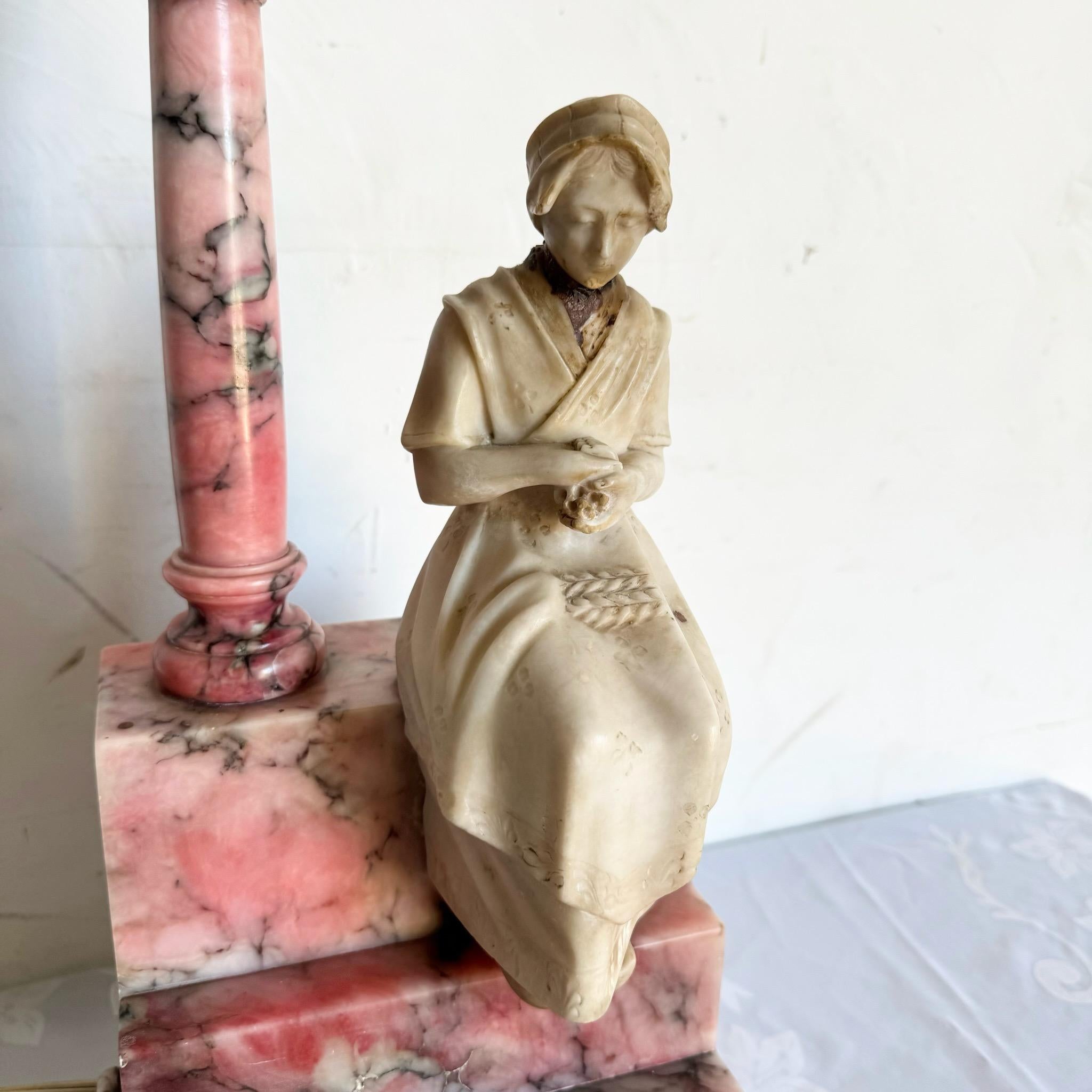 XIXe siècle Lampe de table italienne ancienne sculptée en albâtre rose et blanc et en marbre en vente
