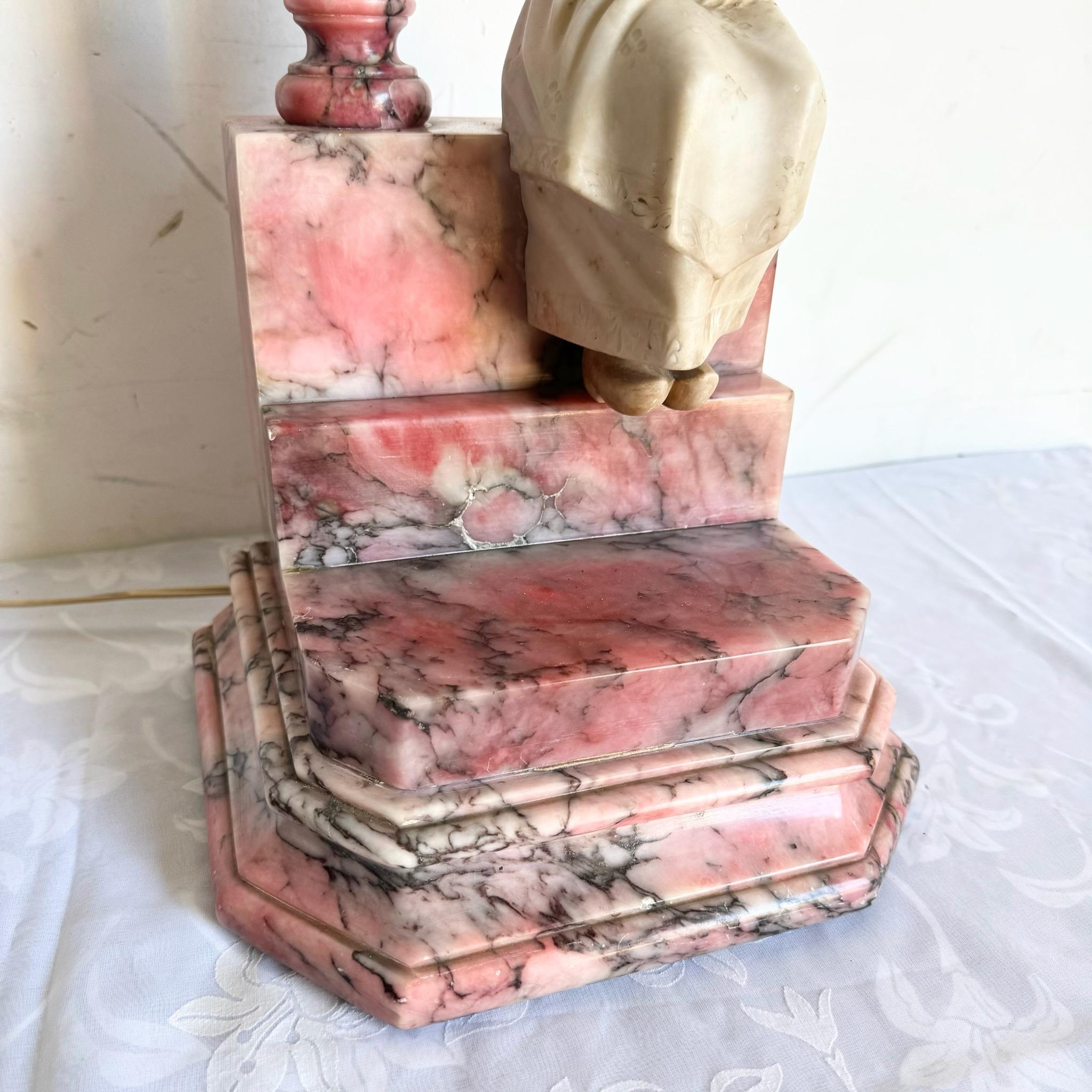 Albâtre Lampe de table italienne ancienne sculptée en albâtre rose et blanc et en marbre en vente