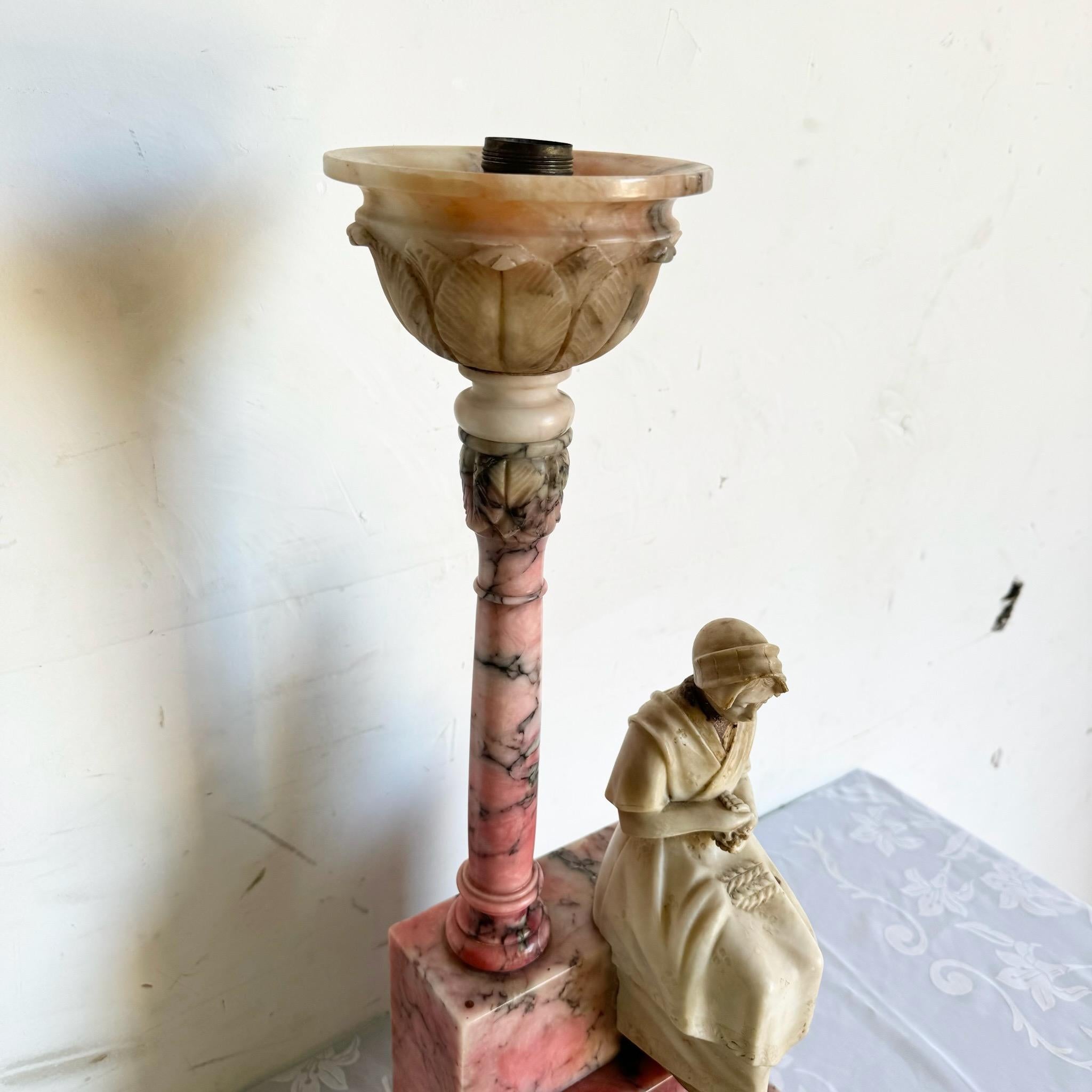 Lampe de table italienne ancienne sculptée en albâtre rose et blanc et en marbre en vente 1