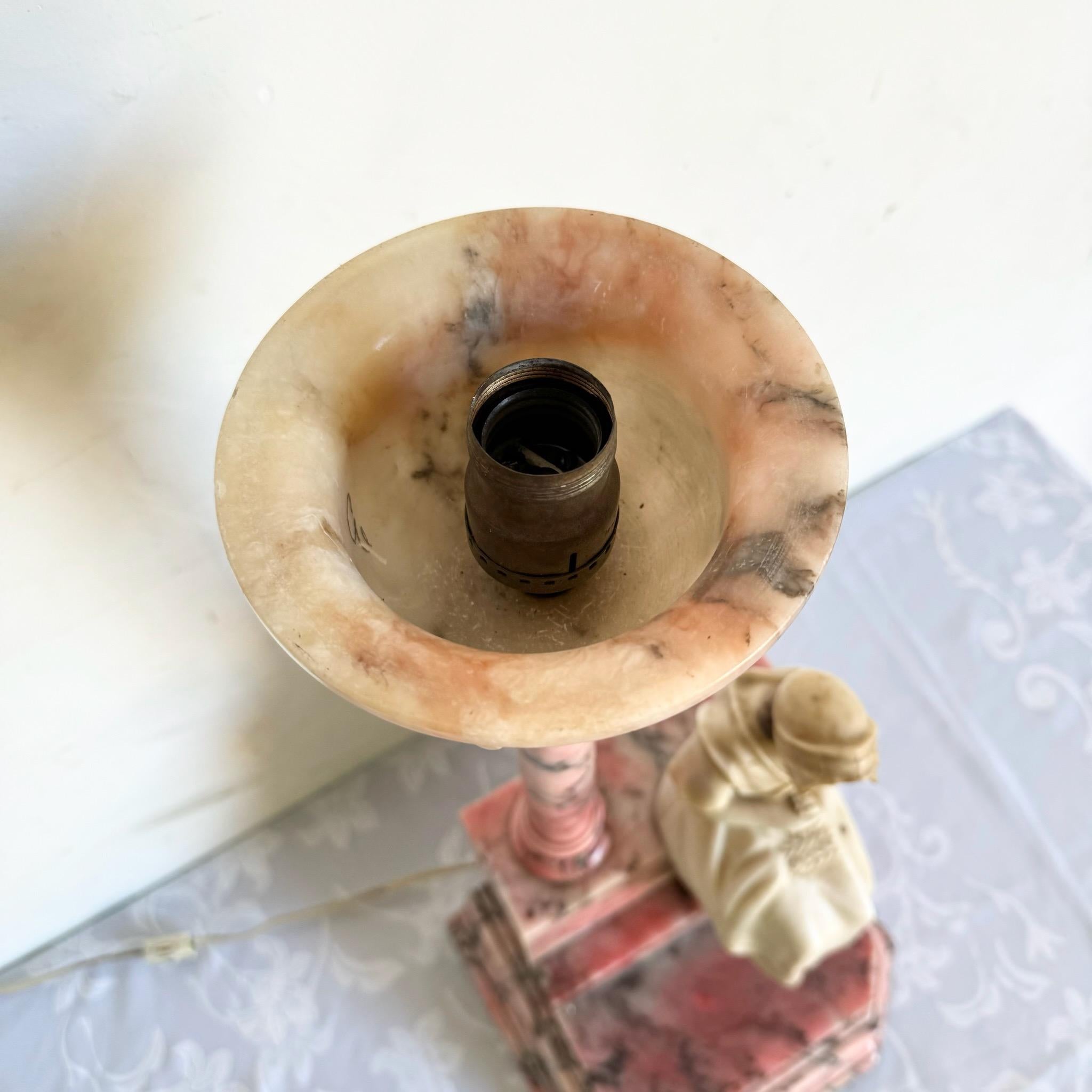 Lampe de table italienne ancienne sculptée en albâtre rose et blanc et en marbre en vente 2
