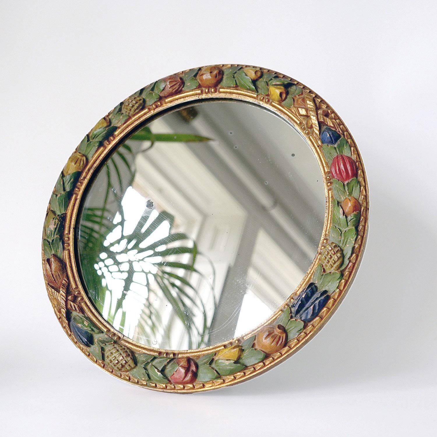 Miroir circulaire de table et de mur, début du 20e siècle

Cadre en bois sculpté avec des fruits stylisés, des noix et des graines entrecoupés de feuillages avec des bordures dorées.

Miroir circulaire original.

Peut être utilisé comme miroir de