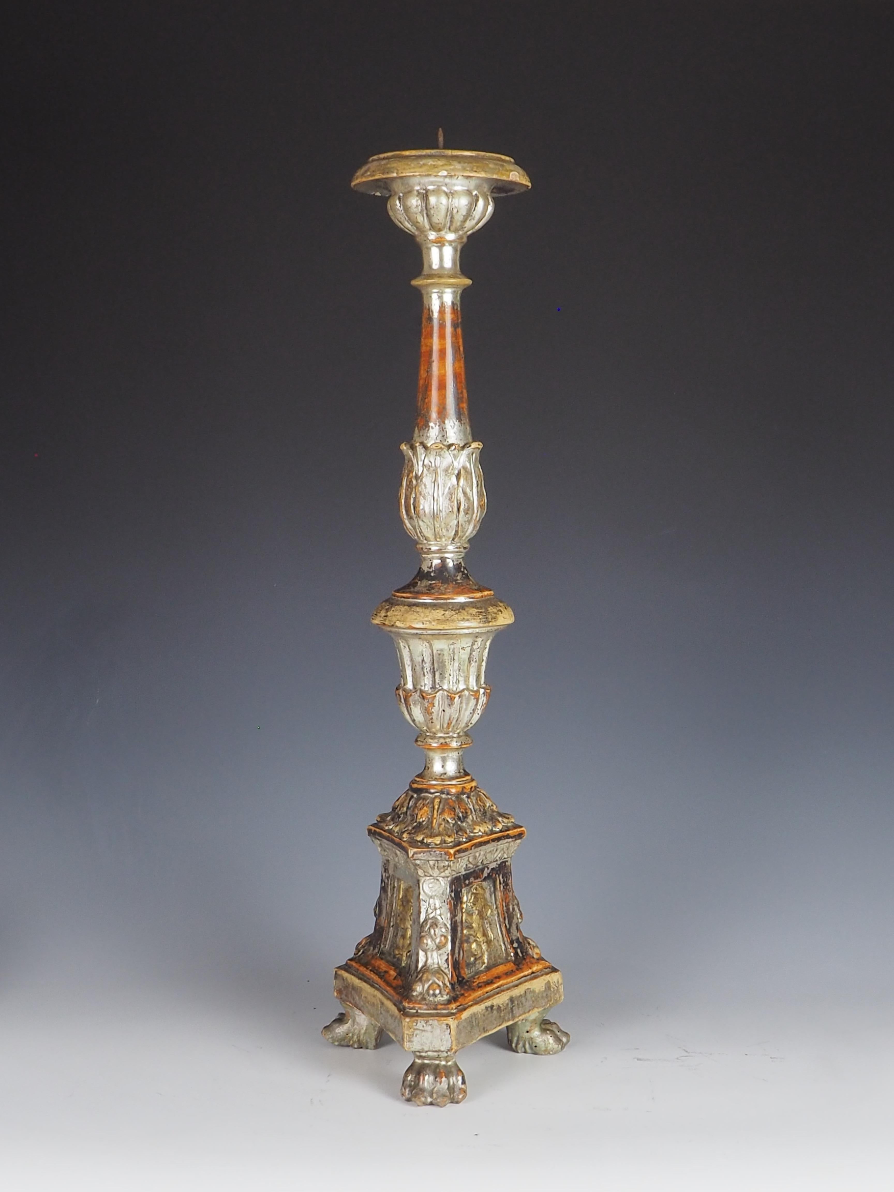 Beschreibung

Der exquisite antike italienische geschnitzte polychrome Kerzenständer ist ein bemerkenswertes Zeugnis der Handwerkskunst des 18. Jahrhunderts und zeigt komplizierte Details und leuchtende Farben, die dem Test der Zeit standgehalten