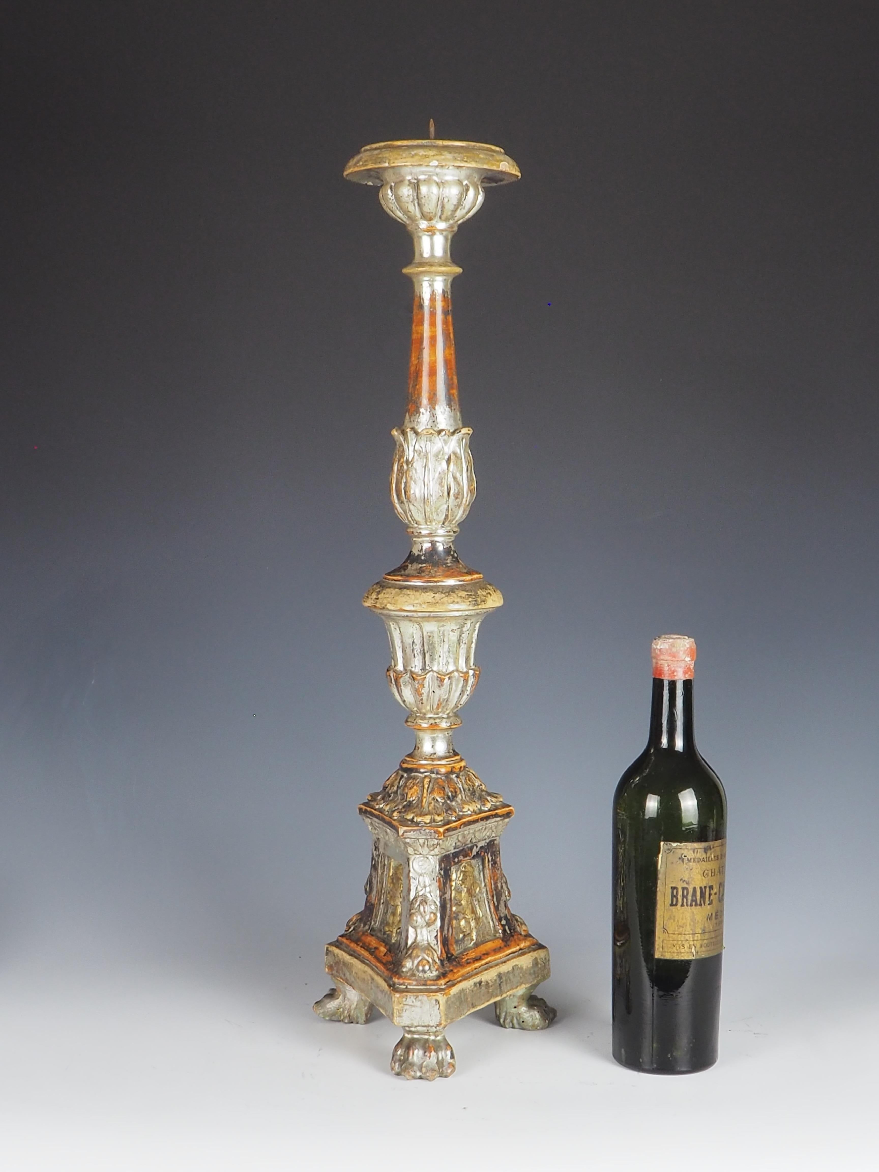Antiker italienischer geschnitzter polychromer Kerzenhalter (Barock) im Angebot
