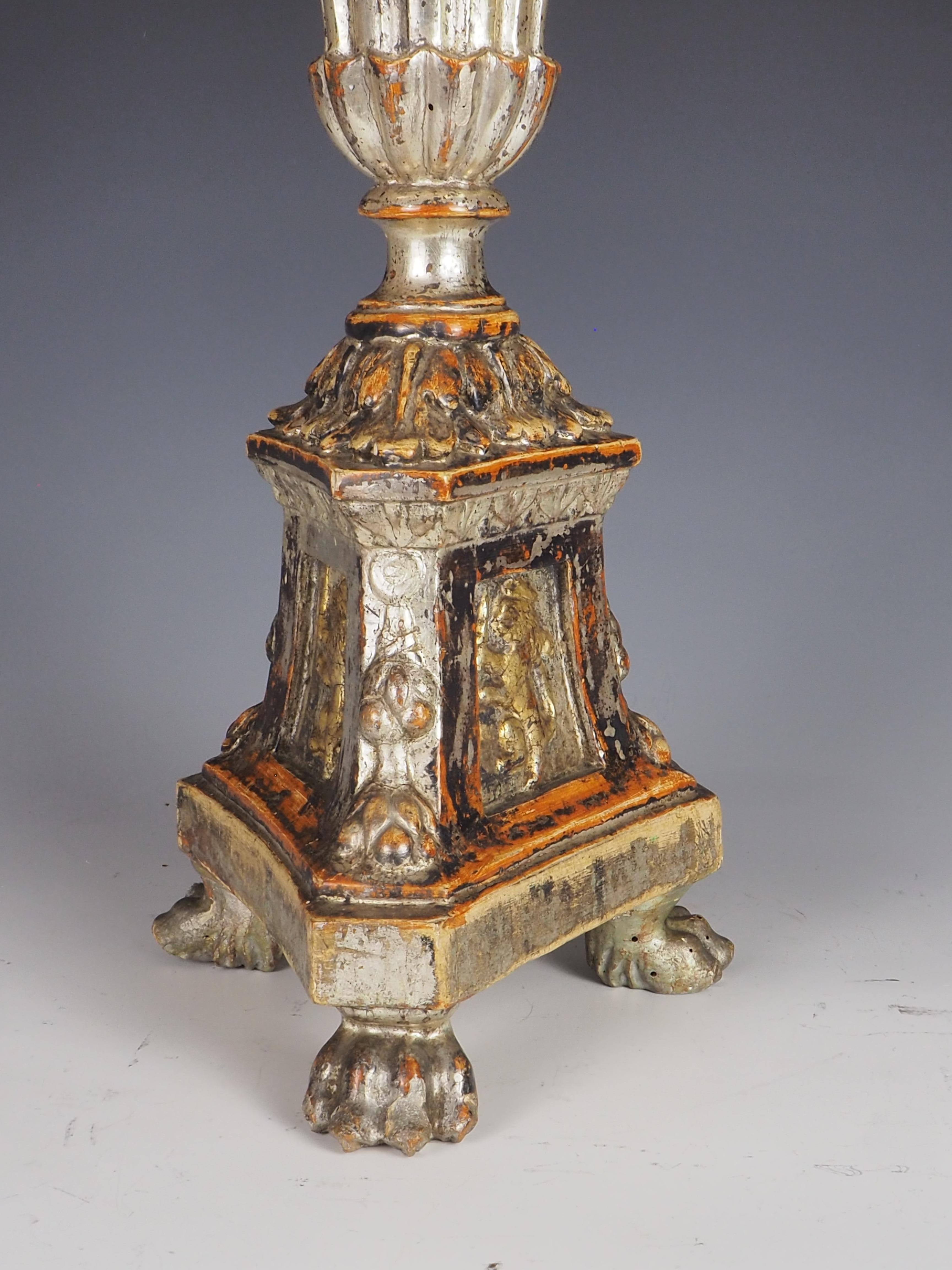 Antiker italienischer geschnitzter polychromer Kerzenhalter (Vergoldetes Holz) im Angebot