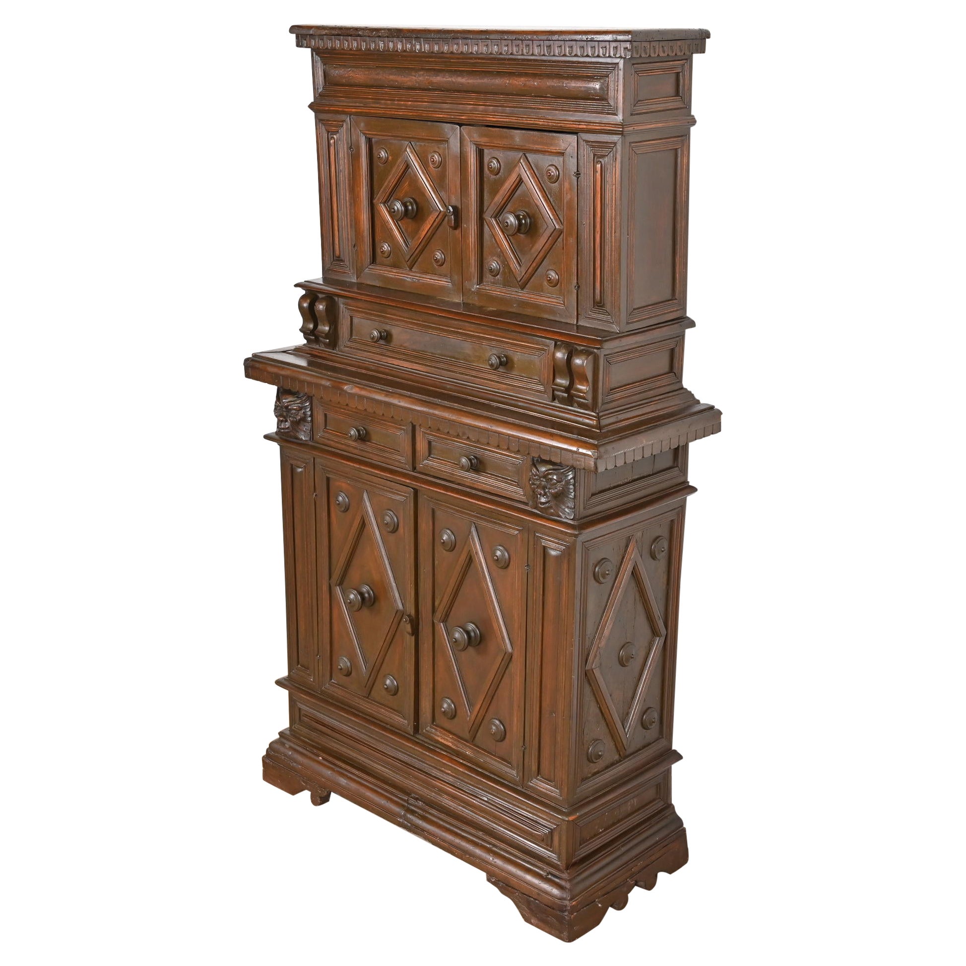 Antiguo mueble bar renacentista italiano de nogal tallado, hacia 1800
