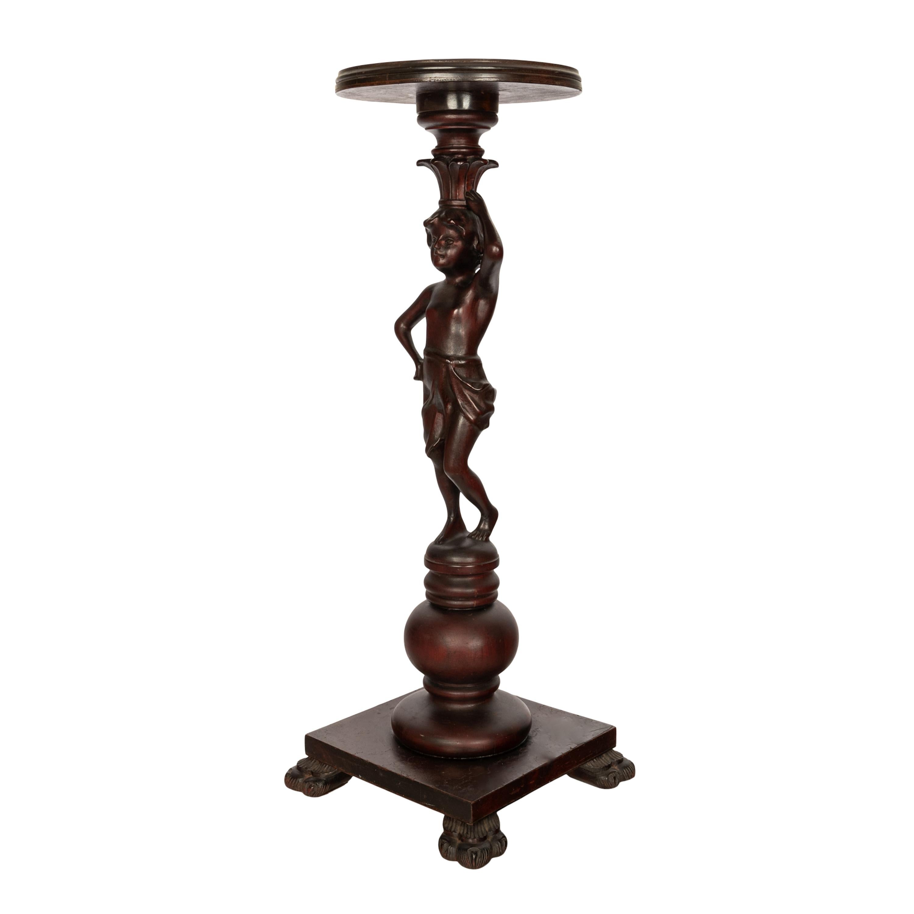 Un bon ancien chandelier/chandelier à vin sur piédestal en noyer italien sculpté, table d'appoint, Circa 1900.
La table est très bien sculptée avec un plateau circulaire, le support du piédestal est sculpté d'une figure mauresque debout sur des