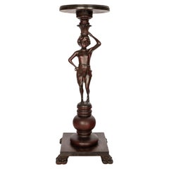 Antica statua in legno di noce intagliato, piedistallo per vino, lampada a candela, tavolo 1900