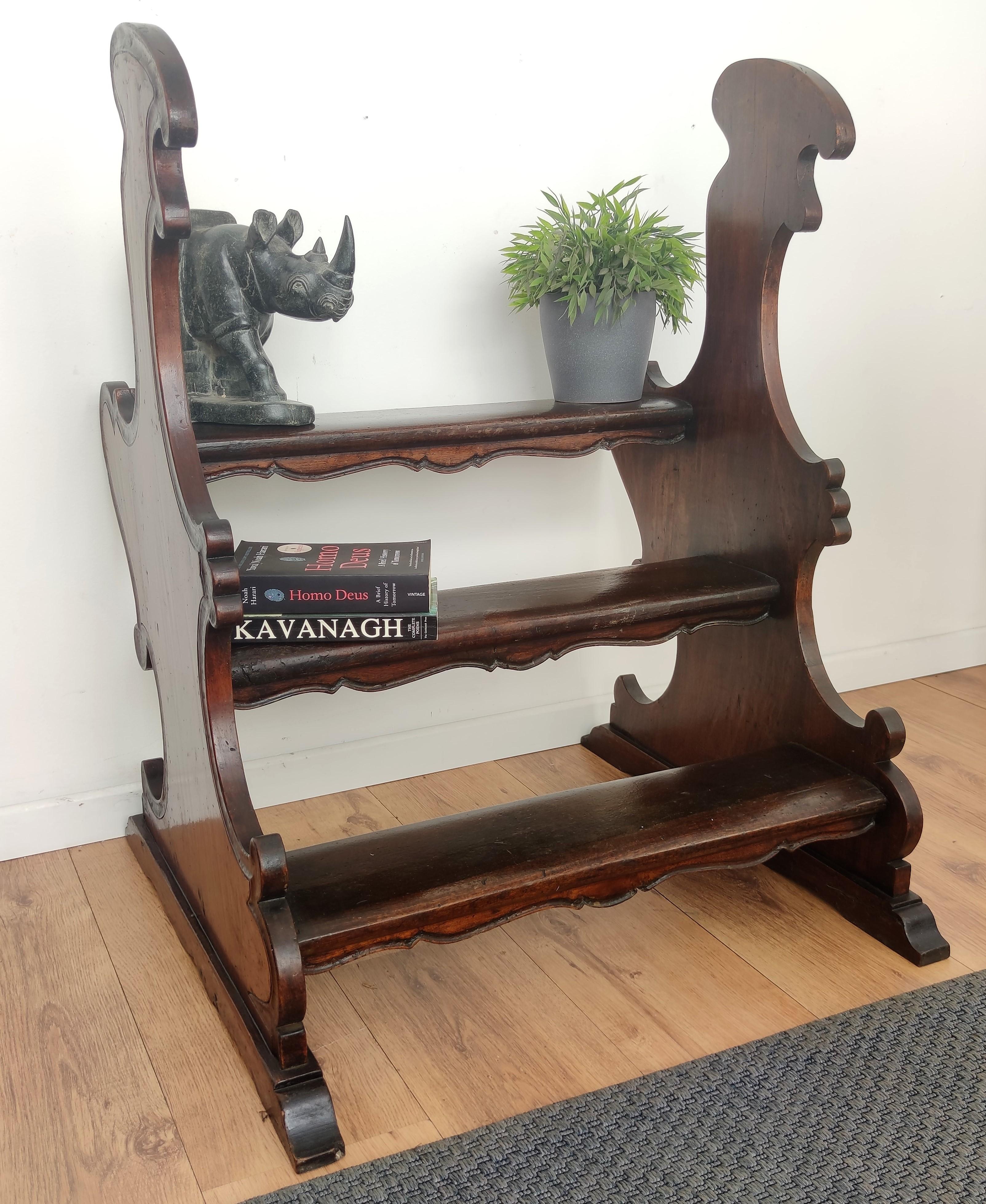 Beautiful antique Italian carved walnut wood large ladder with three stairs. In typical tuscan style, with great design and amazing detail in the carved frame decors all-around the side shape and each step. Versatile and practical, the elegant