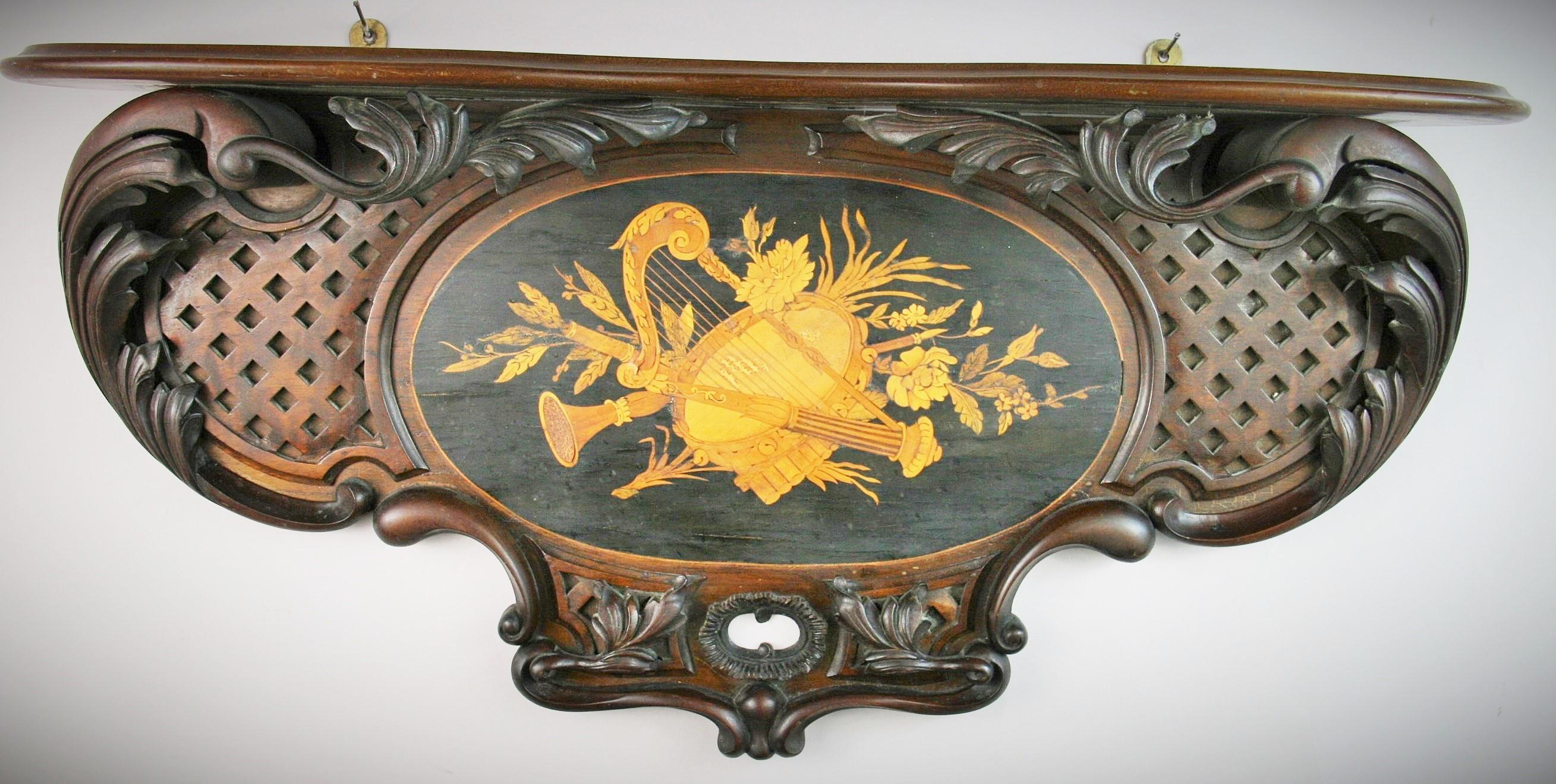 8-112 Italienisches, kunstvoll geschnitztes Holzregal mit Musiksatin  Holzintarsien.
