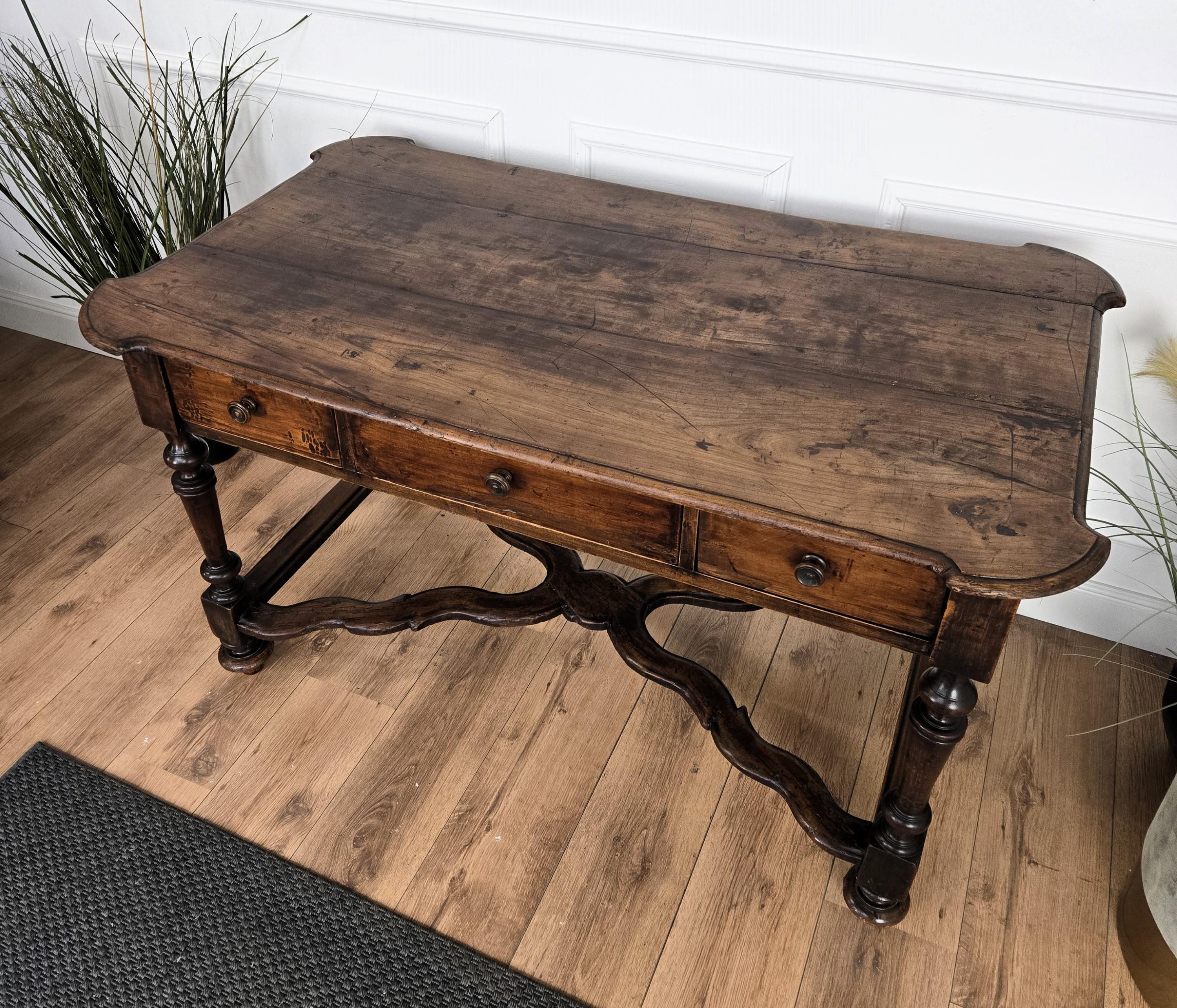 Ancienne table console italienne en bois de noyer sculpté en vente 4