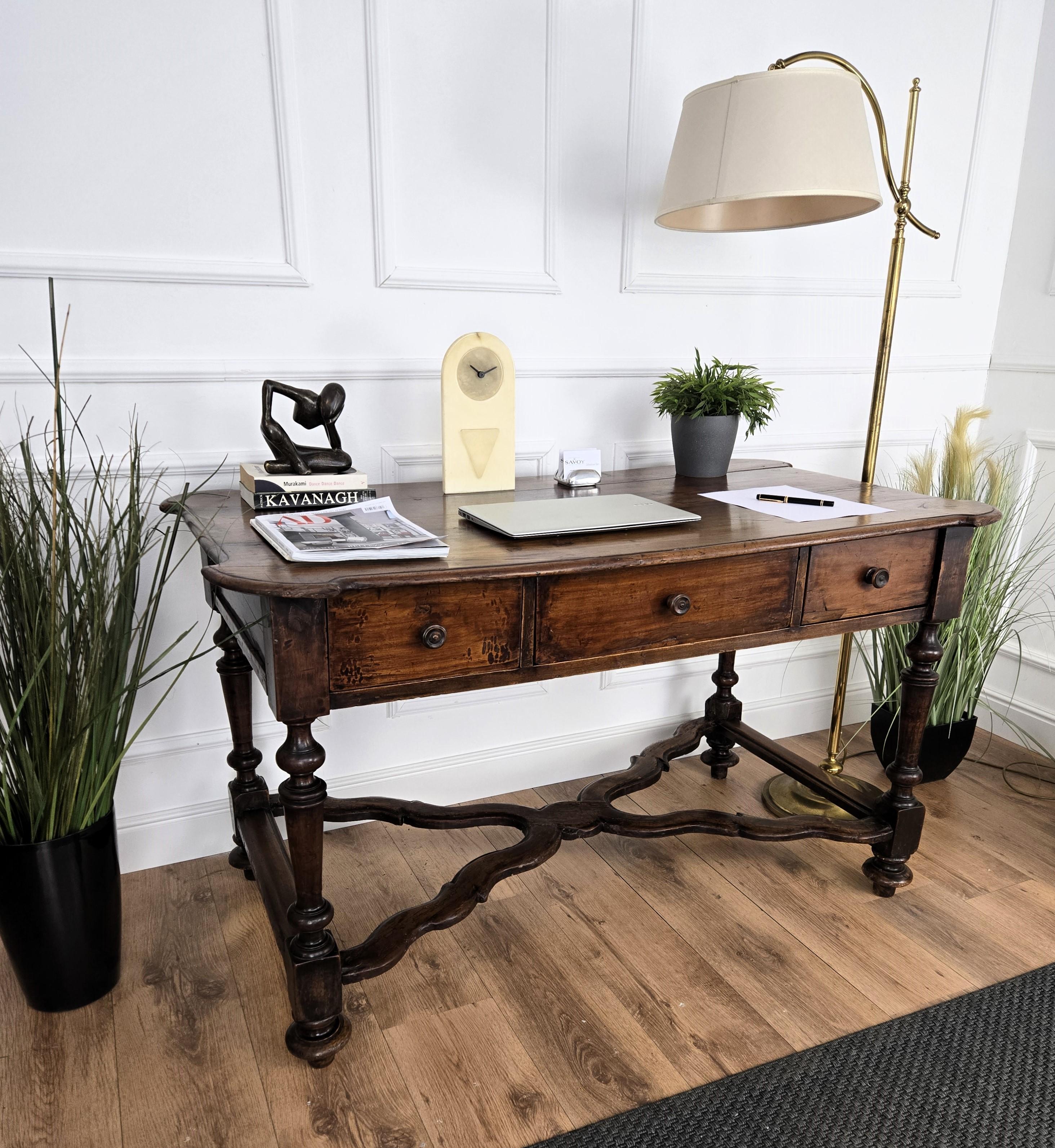 Renaissance Ancienne table console italienne en bois de noyer sculpté en vente