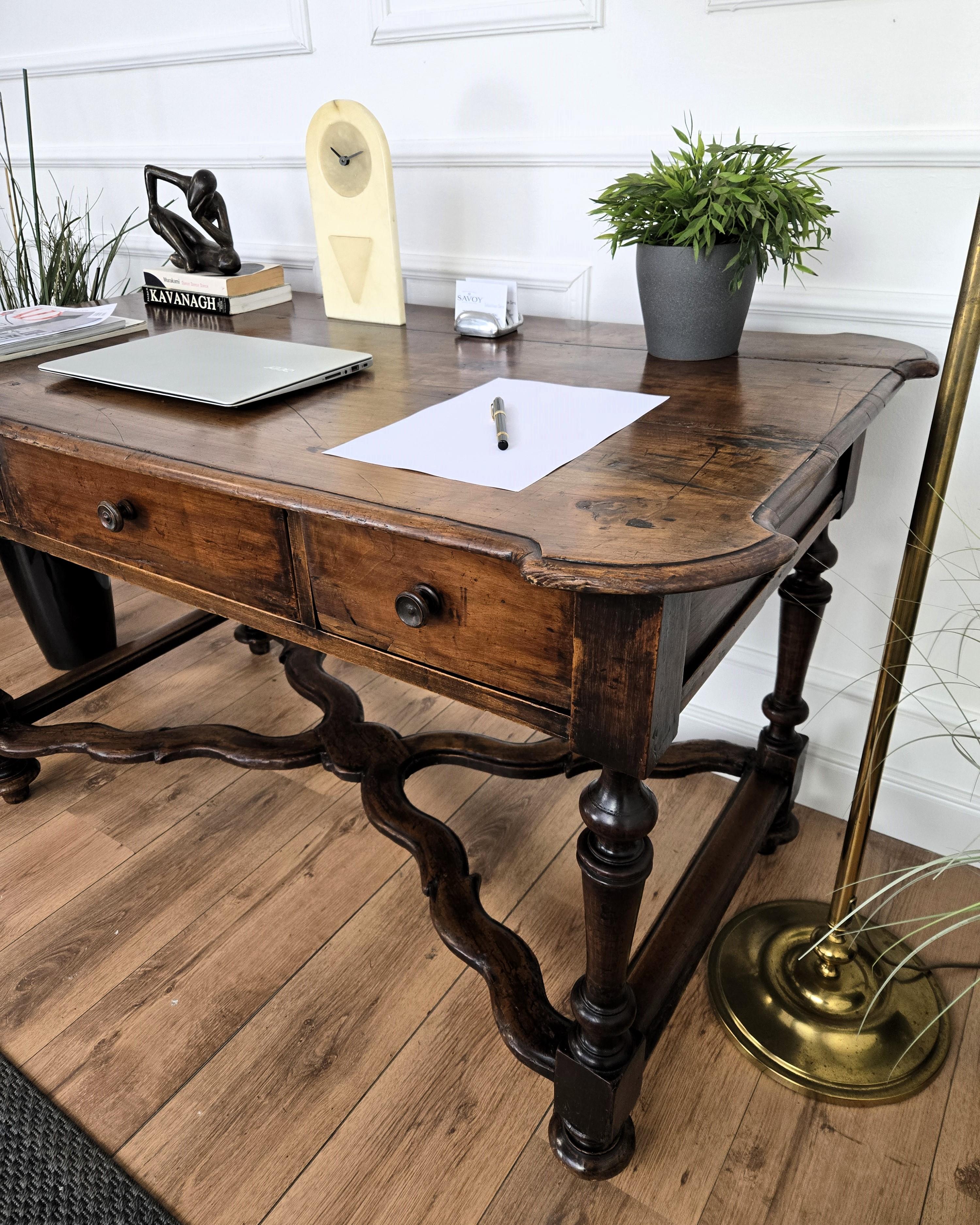 XVIIIe siècle Ancienne table console italienne en bois de noyer sculpté en vente