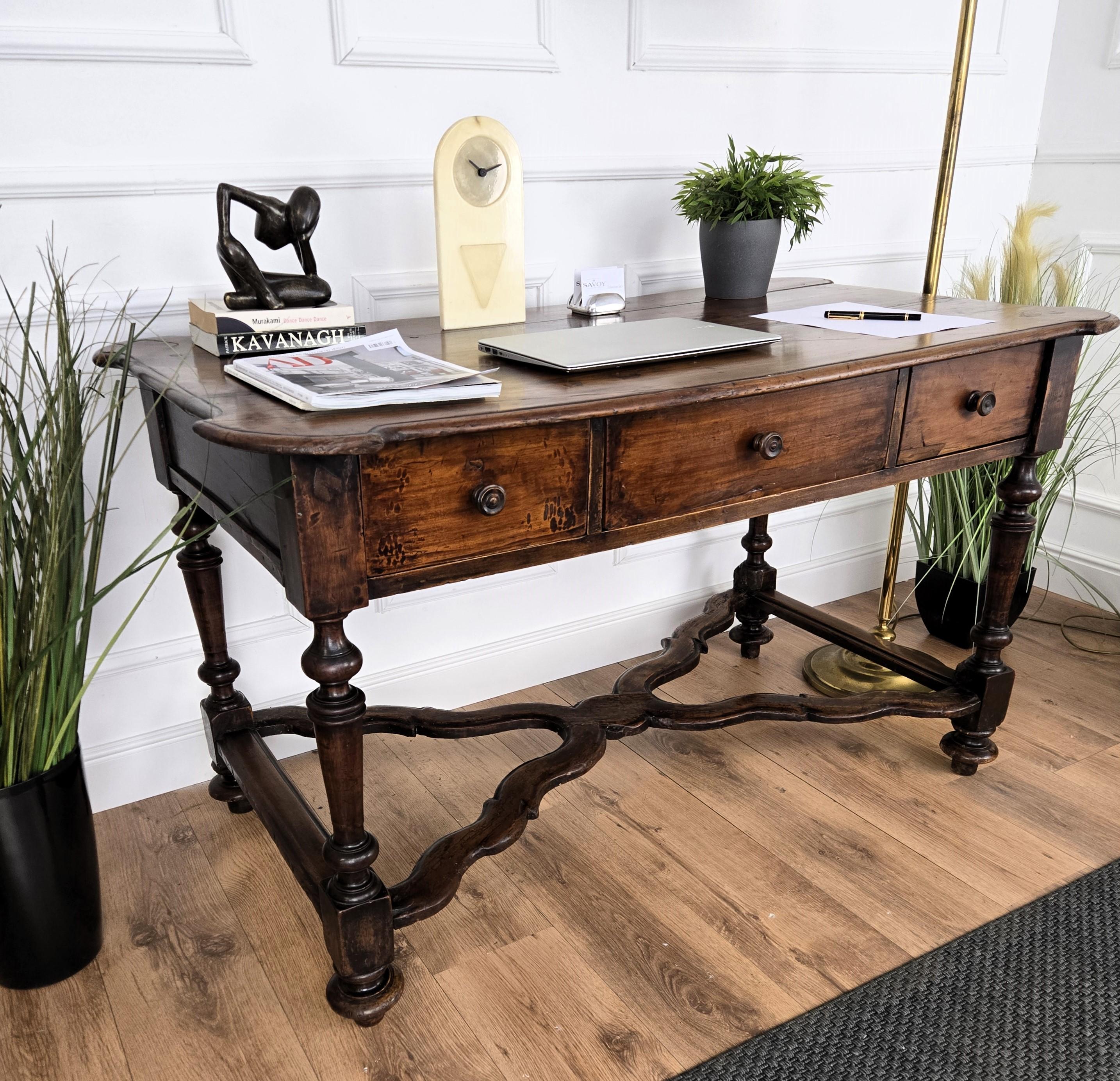 Bois Ancienne table console italienne en bois de noyer sculpté en vente