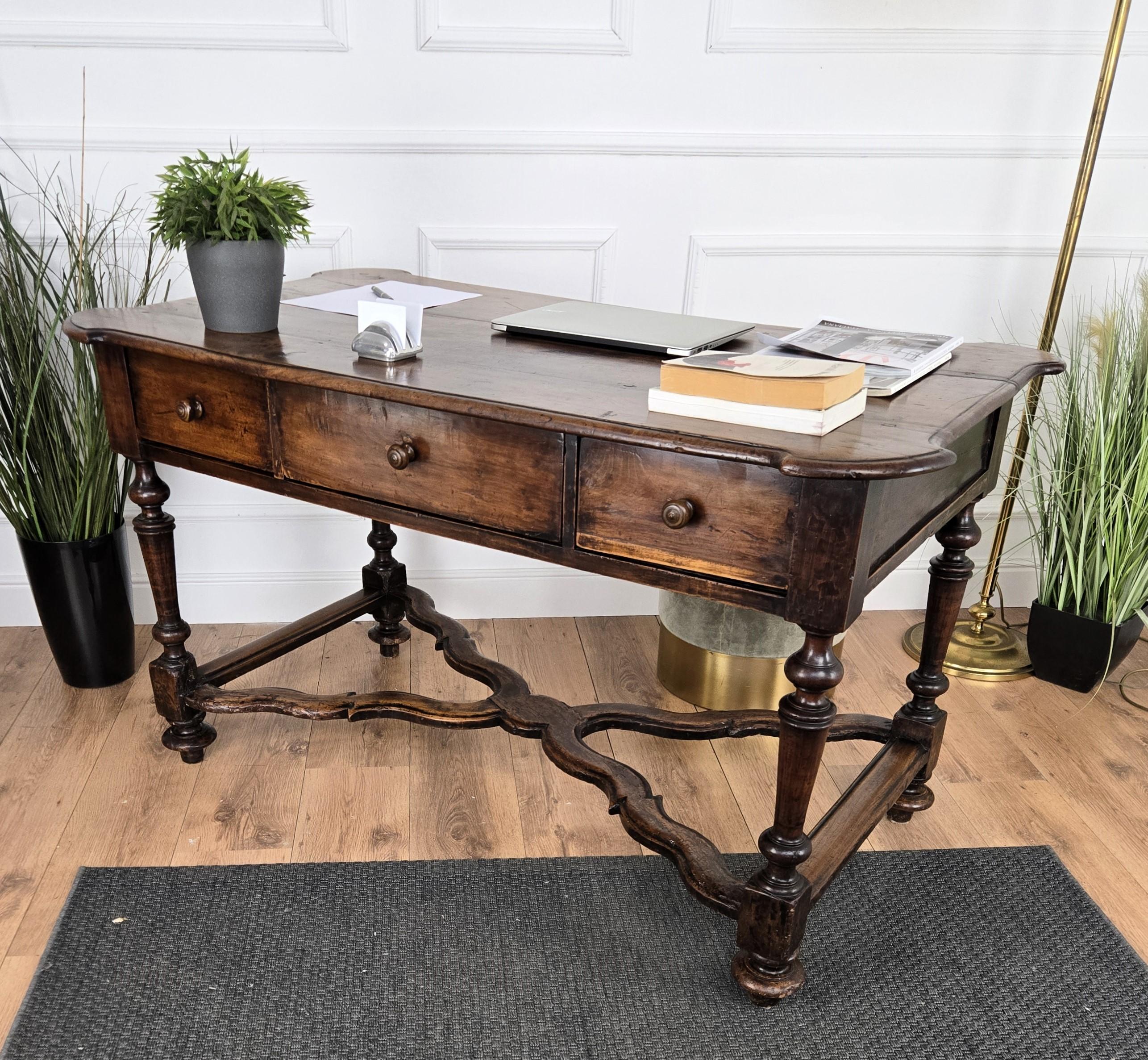 Ancienne table console italienne en bois de noyer sculpté en vente 1