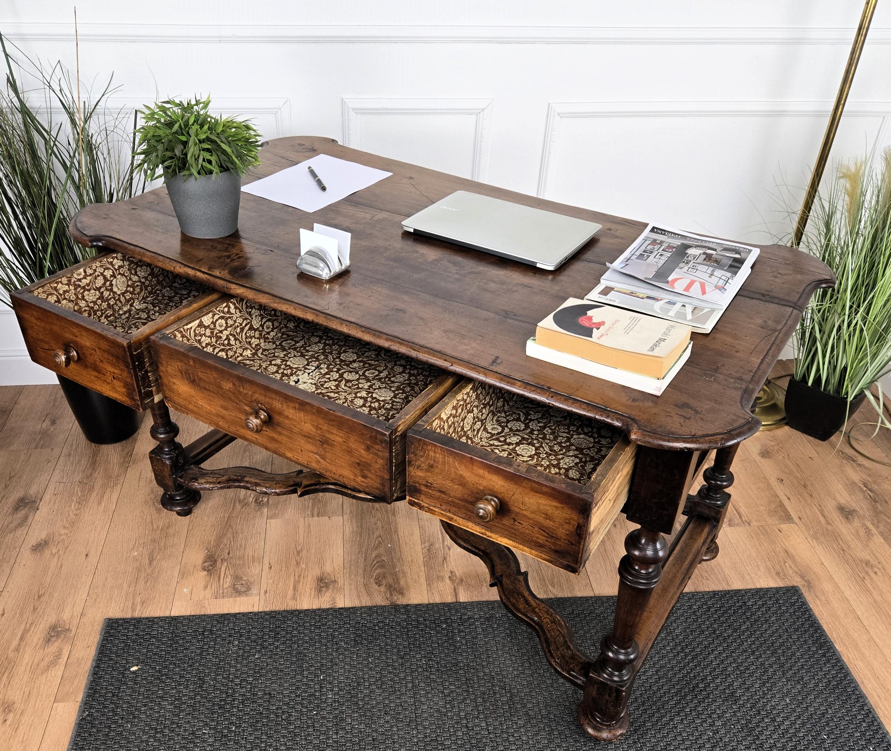 Ancienne table console italienne en bois de noyer sculpté en vente 2
