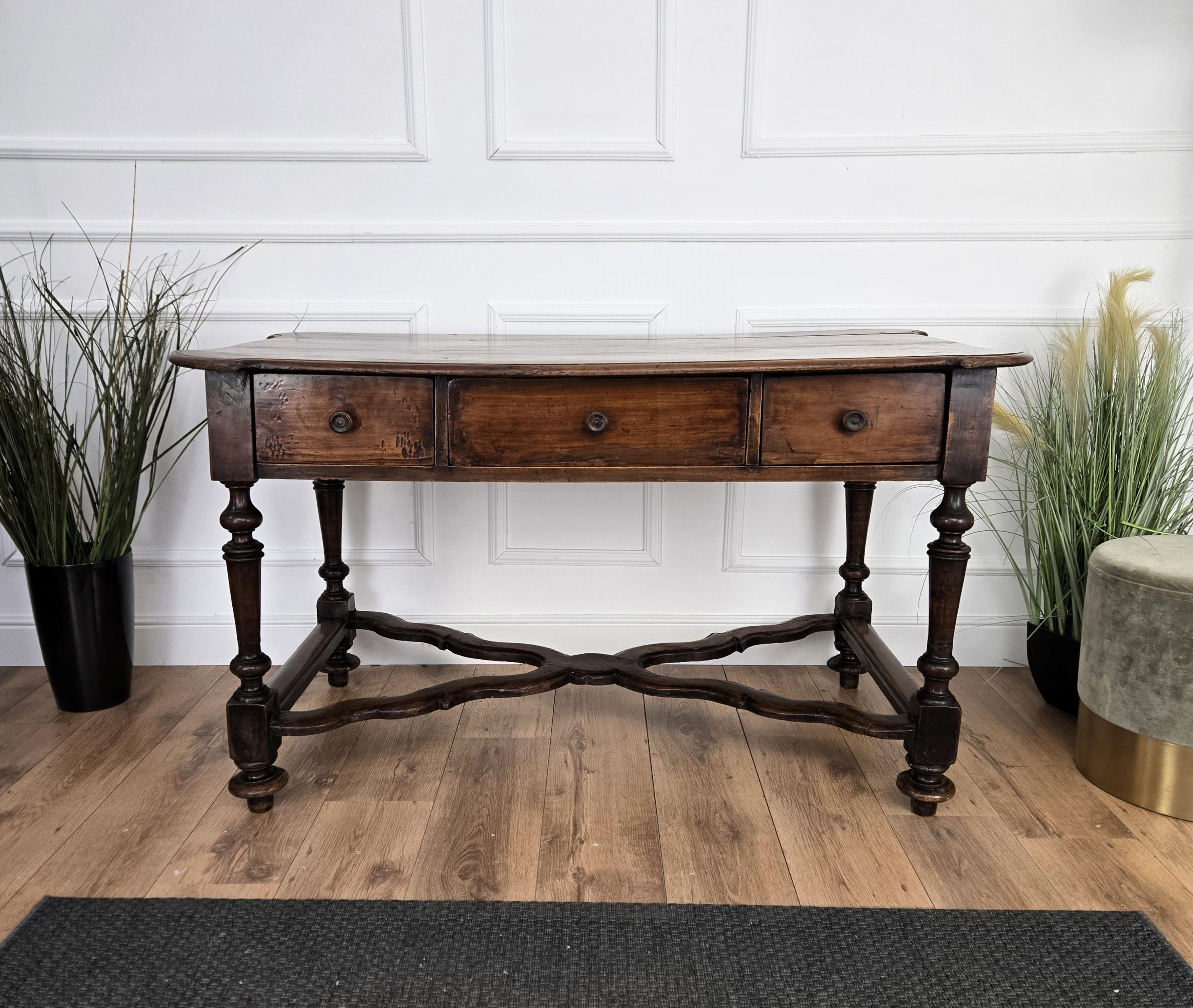 Ancienne table console italienne en bois de noyer sculpté en vente 3