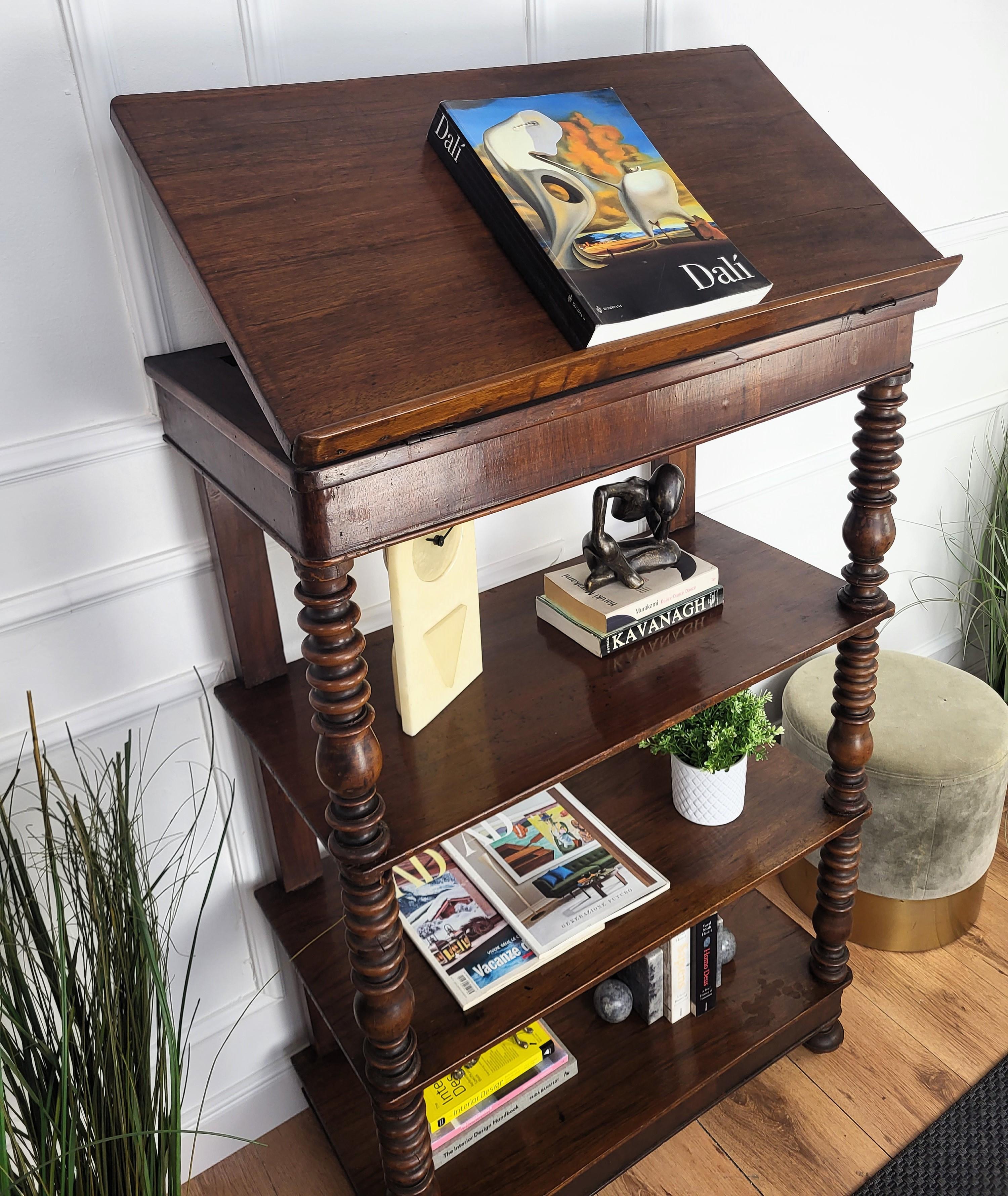 Antike italienische geschnitzt Nussbaum Holz drei Regale offenes Bücherregal Credenza Schrank (Moderne der Mitte des Jahrhunderts) im Angebot