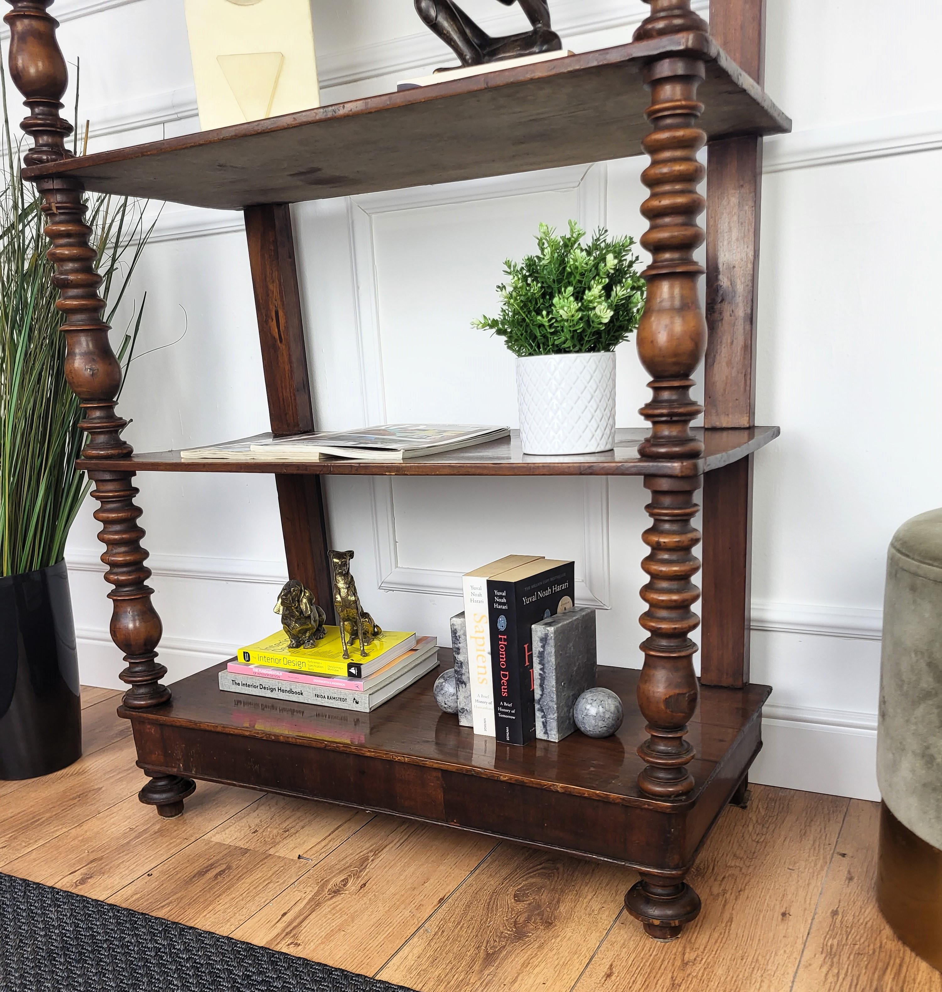 Antike italienische geschnitzt Nussbaum Holz drei Regale offenes Bücherregal Credenza Schrank (20. Jahrhundert) im Angebot