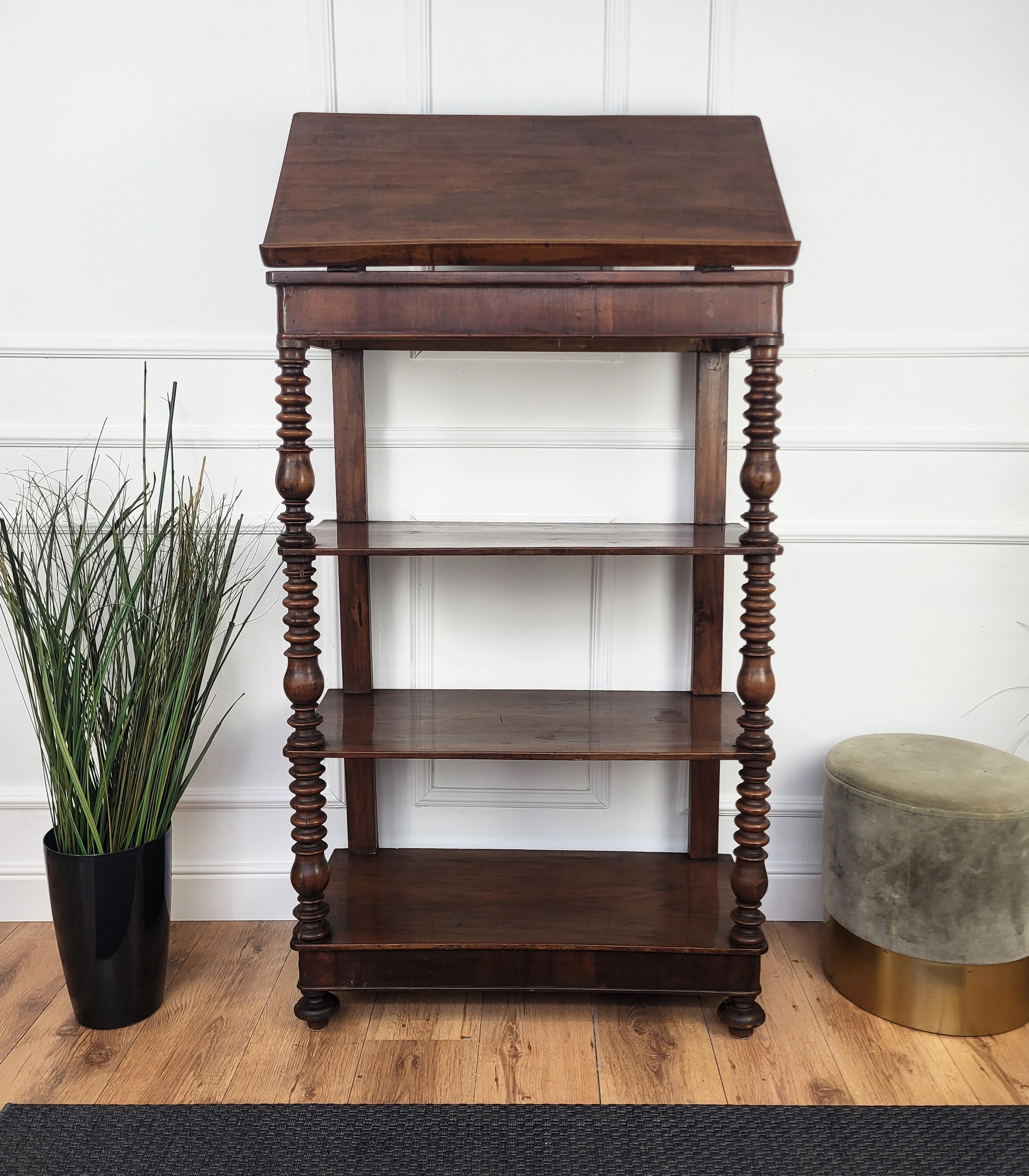 Antike italienische geschnitzt Nussbaum Holz drei Regale offenes Bücherregal Credenza Schrank im Angebot 2