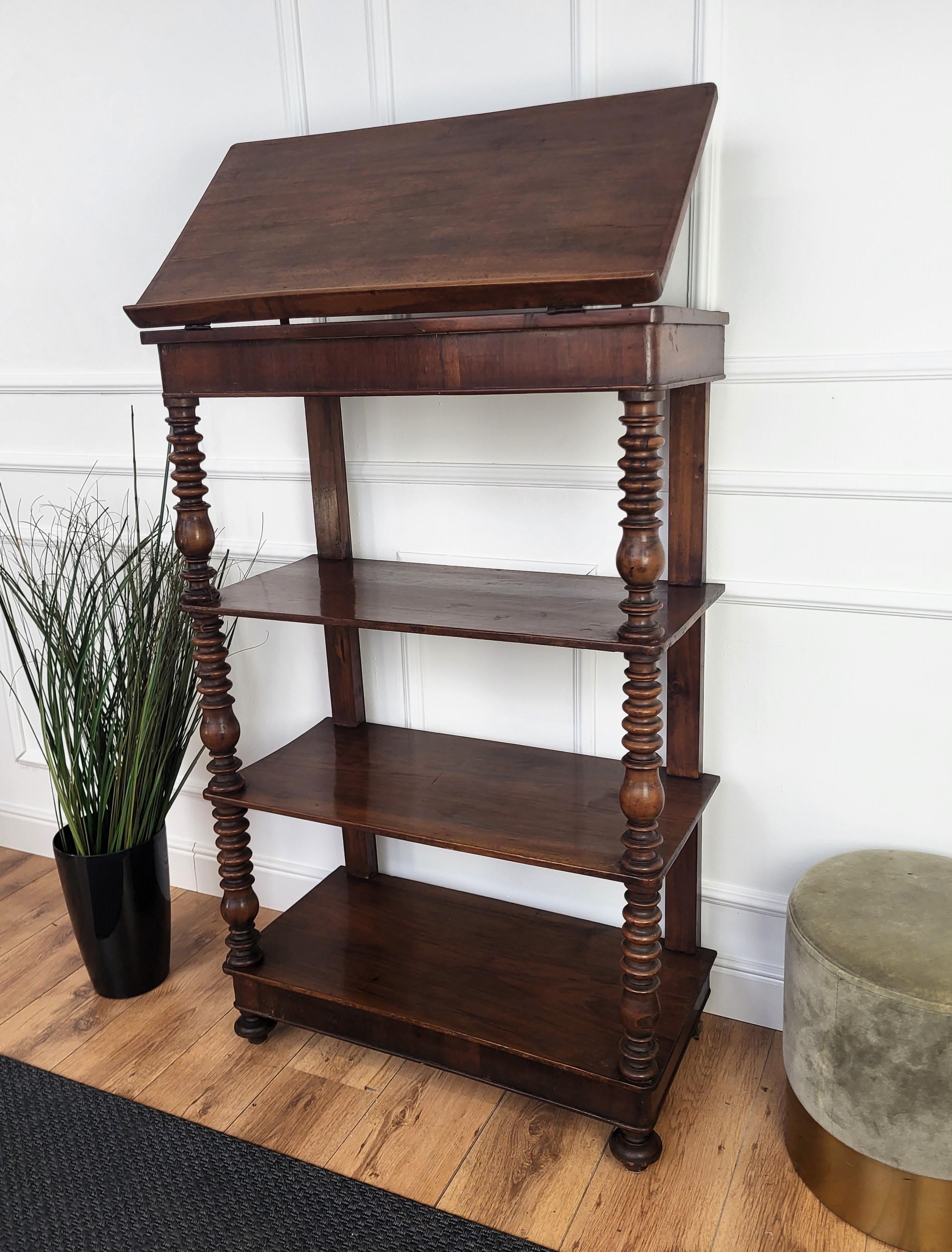 Antike italienische geschnitzt Nussbaum Holz drei Regale offenes Bücherregal Credenza Schrank im Angebot 3