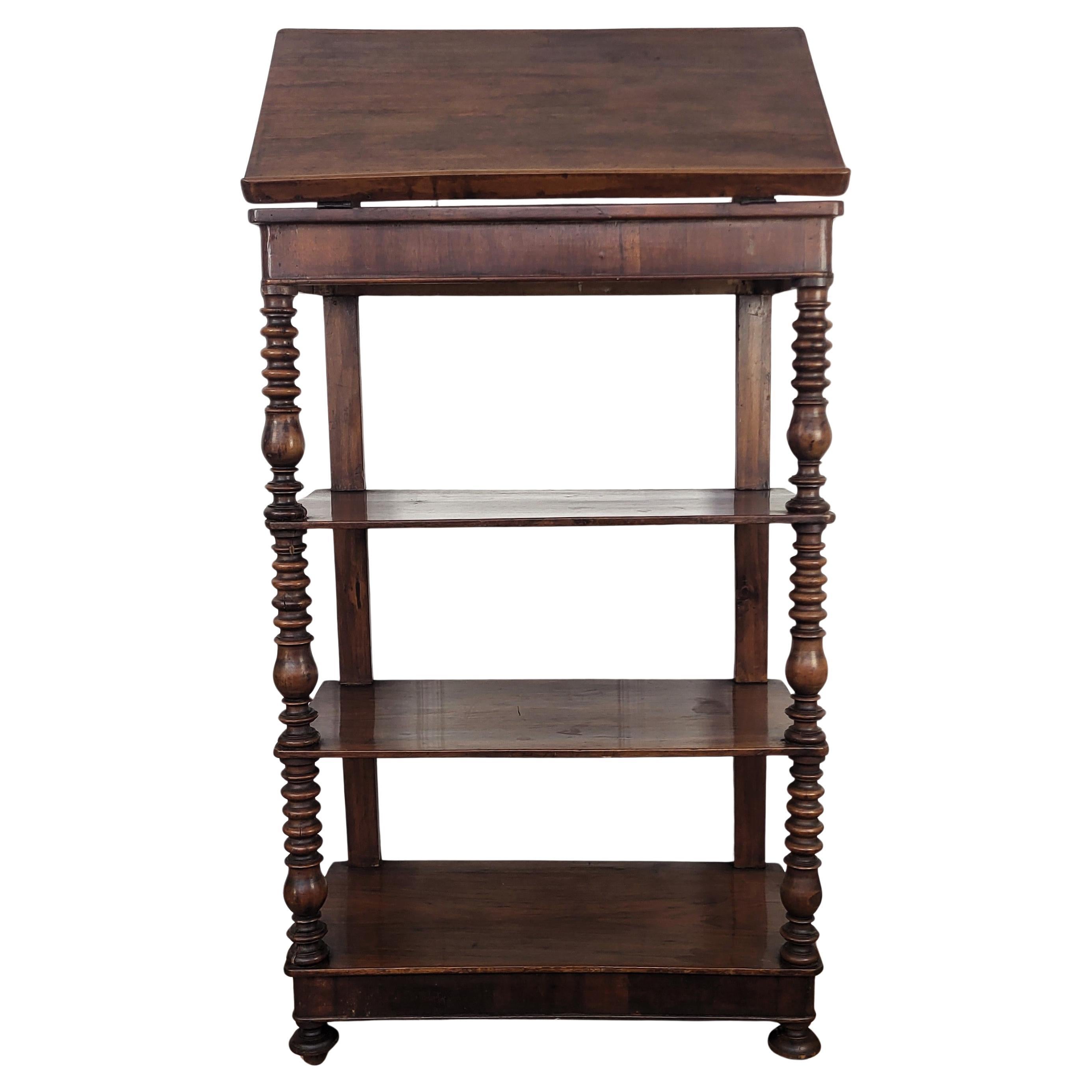 Antike italienische geschnitzt Nussbaum Holz drei Regale offenes Bücherregal Credenza Schrank im Angebot