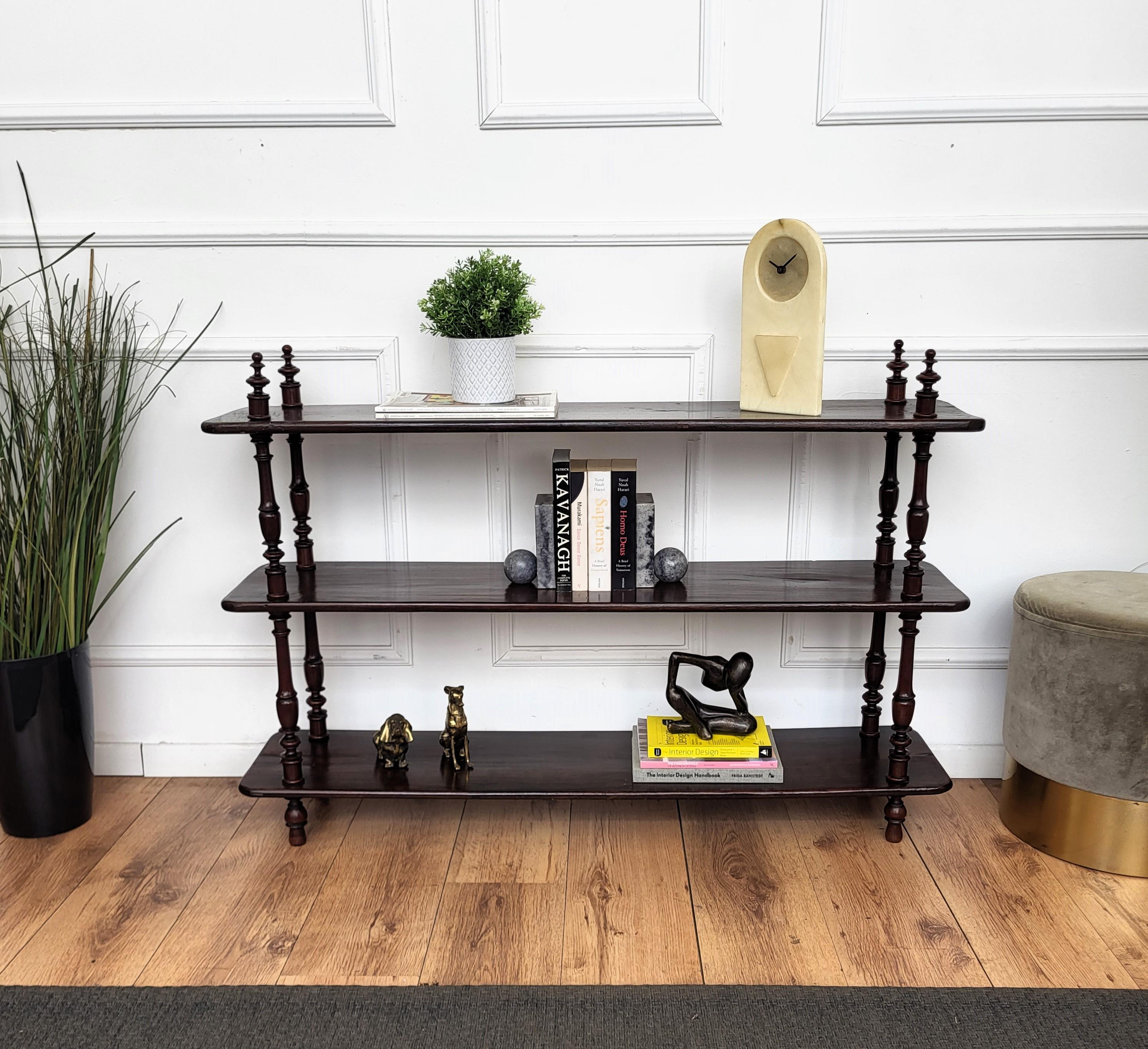 Eine schöne italienische antike Nussbaum drei Regale, offenes Bücherregal oder Etagere stehen auf vier großen geformten geschnitzten gedrehten Holzbeinen mit Top Finials. Dieses sehr elegante Einzelstück, umhüllt von der reichen Patina der Zeit und