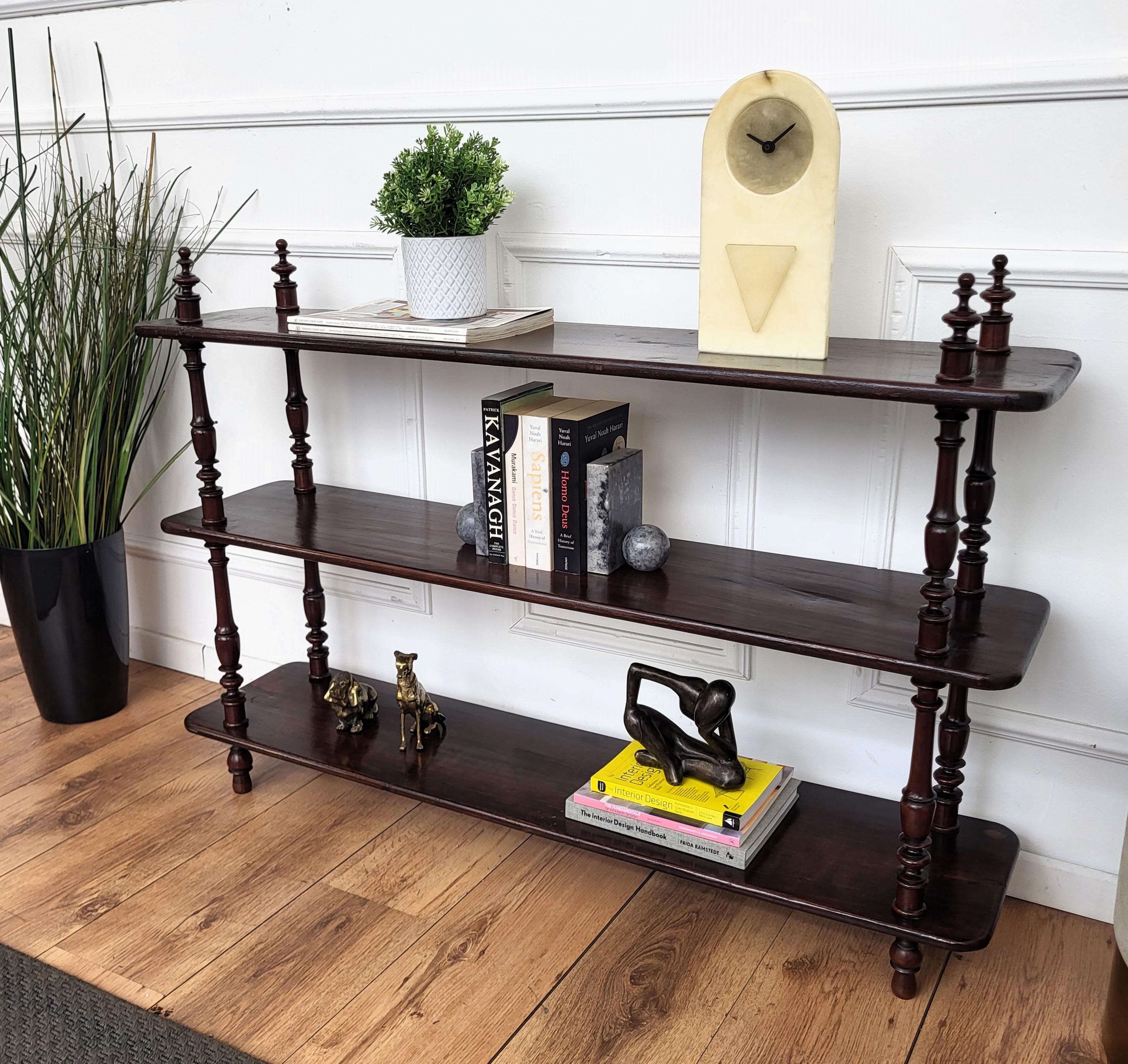 Antike italienische Bibliothek aus geschnitztem Nussbaumholz mit drei Einlegeböden, offenes Bücherregal, Etagere (Moderne der Mitte des Jahrhunderts) im Angebot
