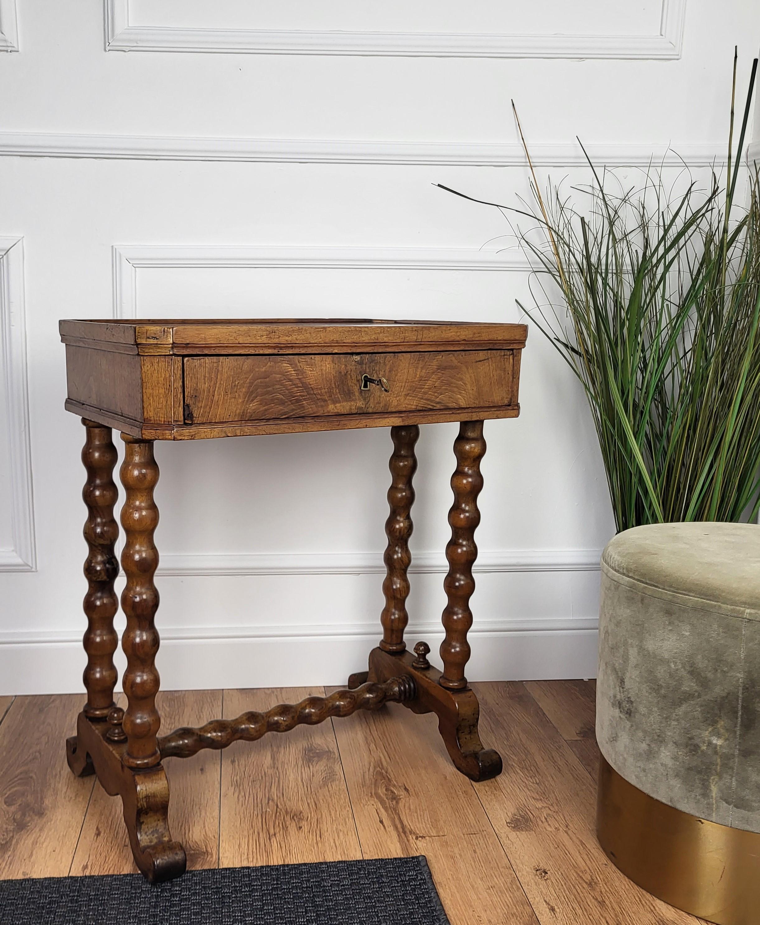 Preciosa mesa de costura italiana antigua ideal como mesa auxiliar o auxiliar, caracterizada por la forma típica del tablero biselado y el cajón con sus compartimentos, la mesa se eleva sobre cuatro impresionantes patas talladas en torsión unidas
