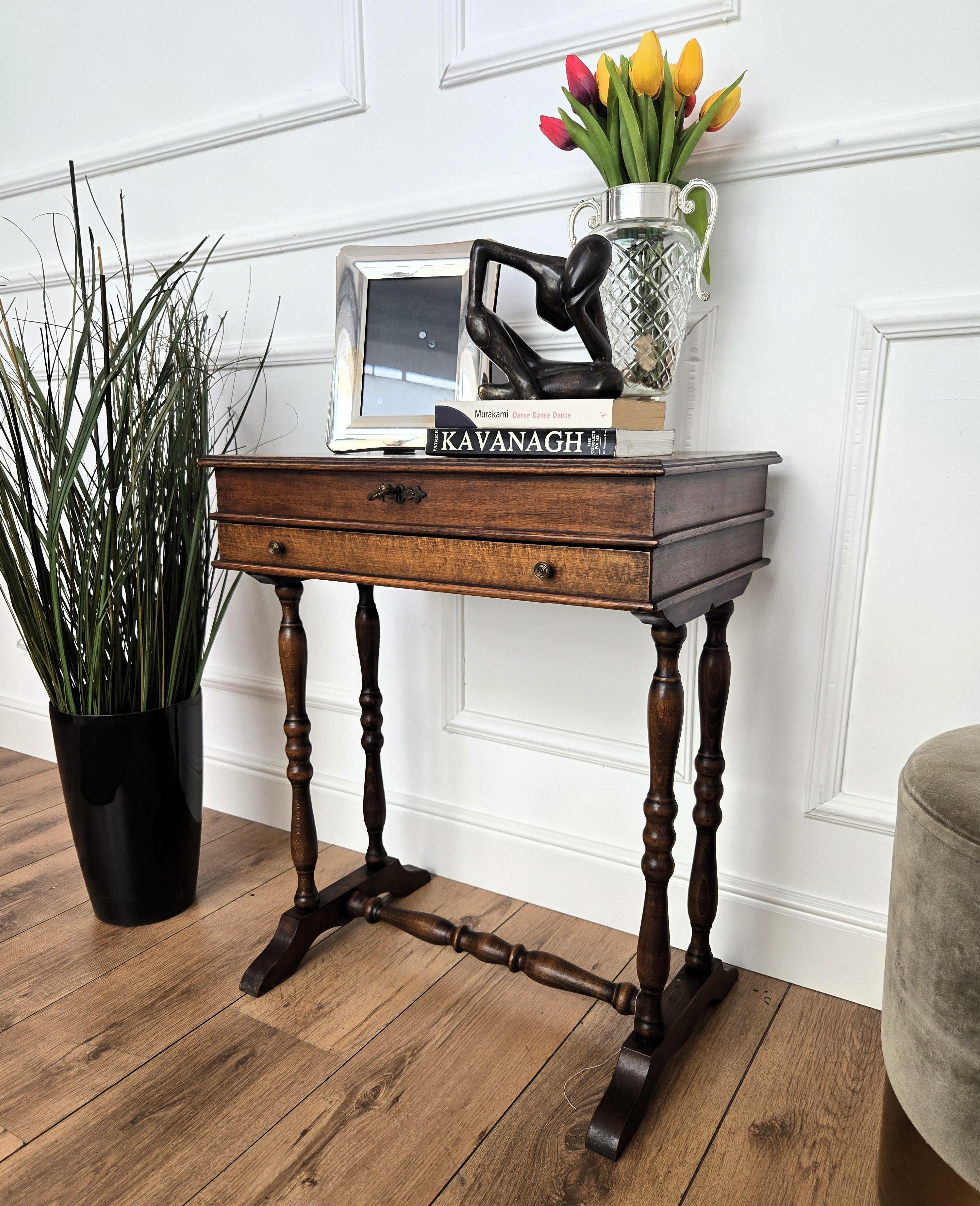 Louis XIII Ancienne table d'appoint italienne sculptée en bois, pieds torsadés Bobbin Barley en vente