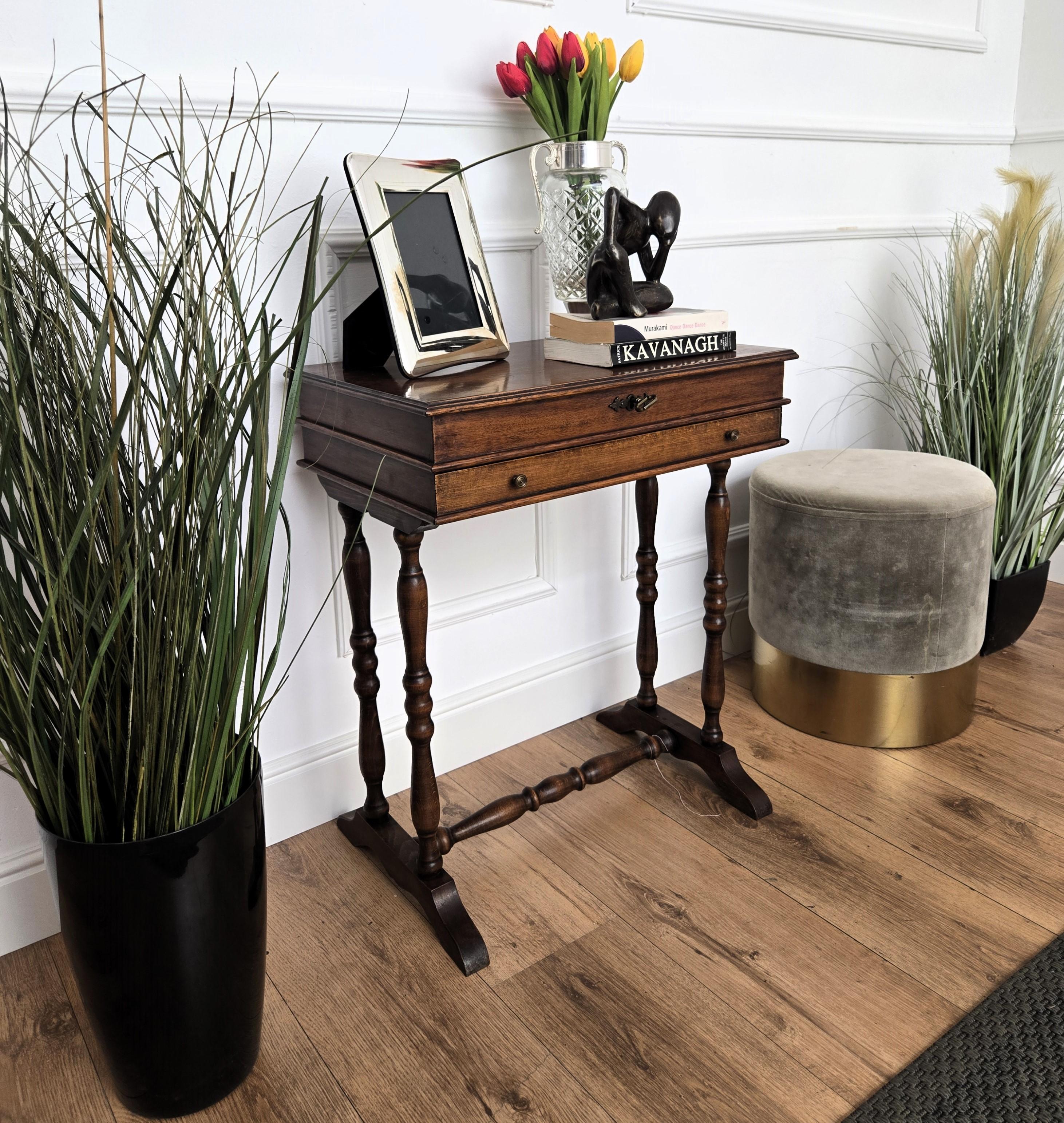 Tourné Ancienne table d'appoint italienne sculptée en bois, pieds torsadés Bobbin Barley en vente