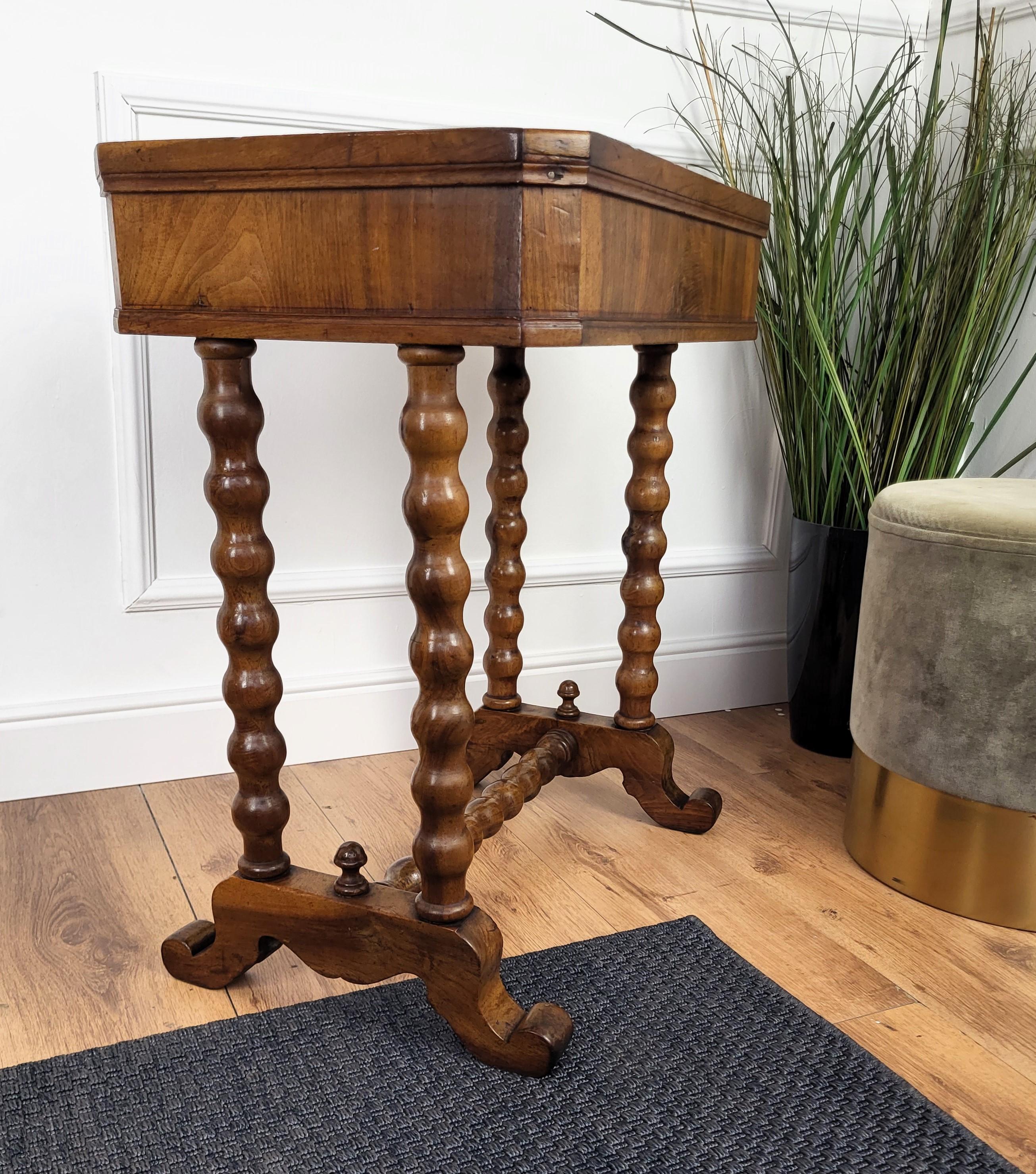 Antiguo Italiano Madera Tallada Bobina Cebada Patas Torcidas Mesa de Costura Mesa Auxiliar en Bueno estado para la venta en Carimate, Como