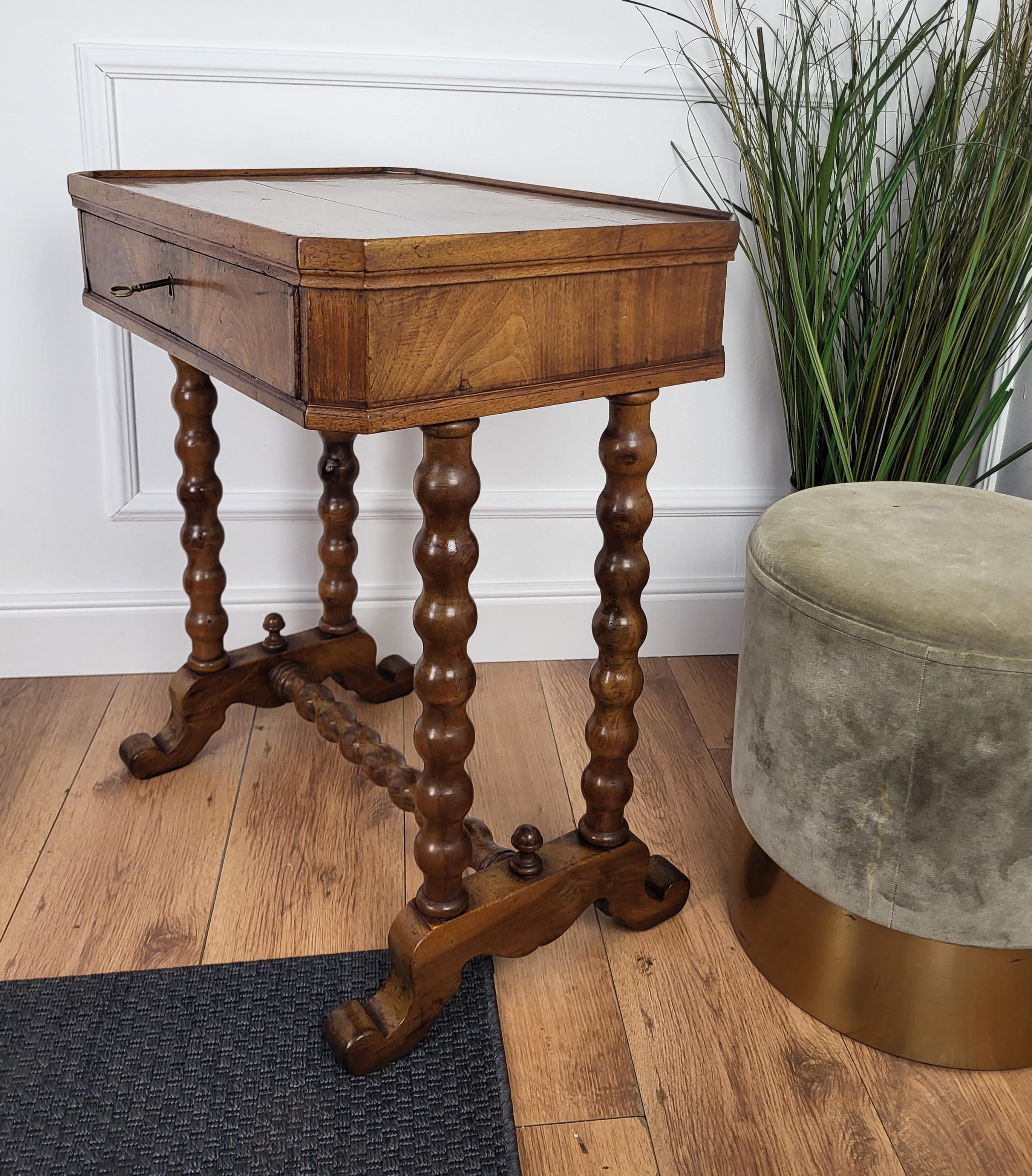 Antiguo Italiano Madera Tallada Bobina Cebada Patas Torcidas Mesa de Costura Mesa Auxiliar siglo XX en venta