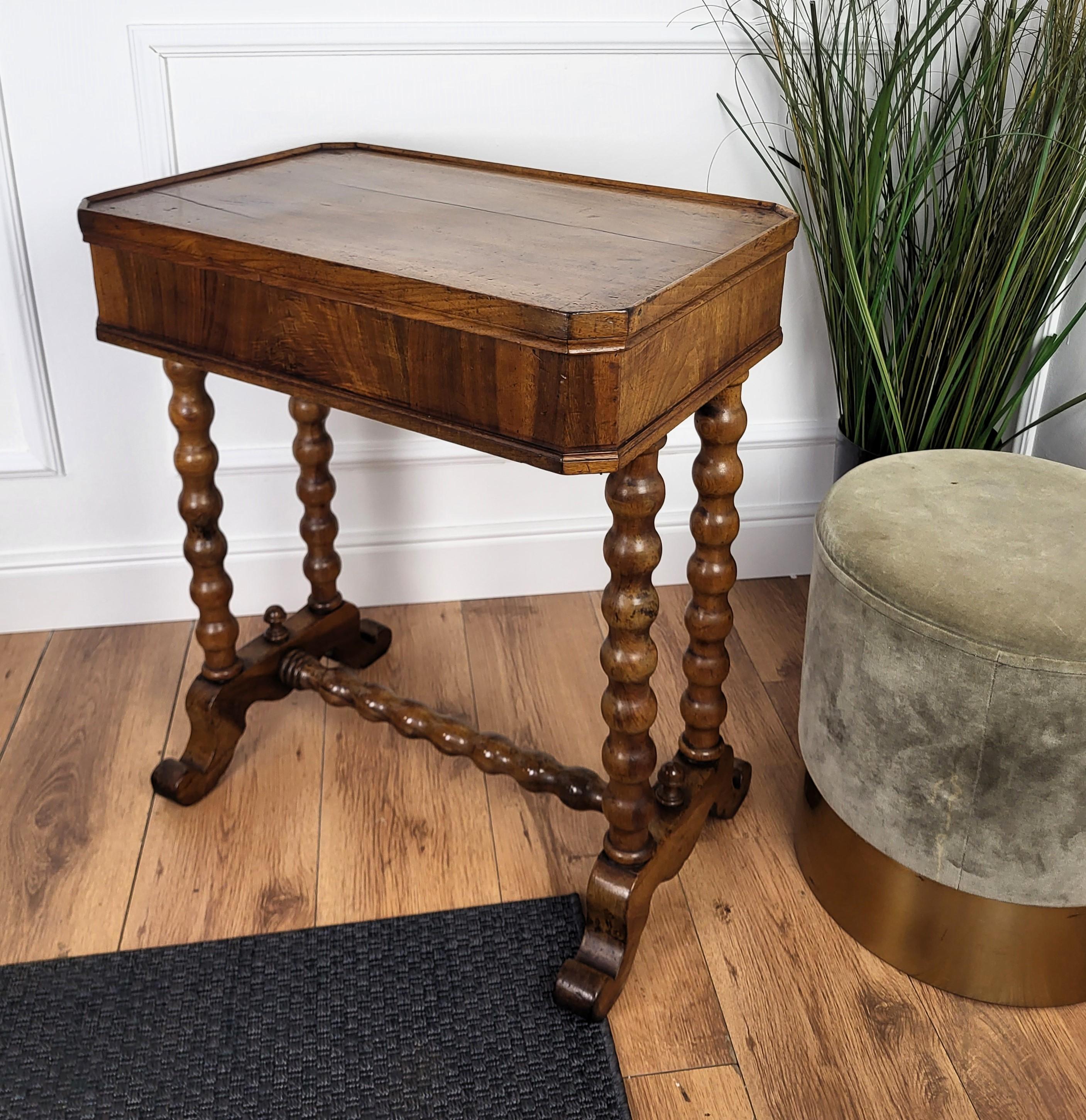 Antiguo Italiano Madera Tallada Bobina Cebada Patas Torcidas Mesa de Costura Mesa Auxiliar en venta 1