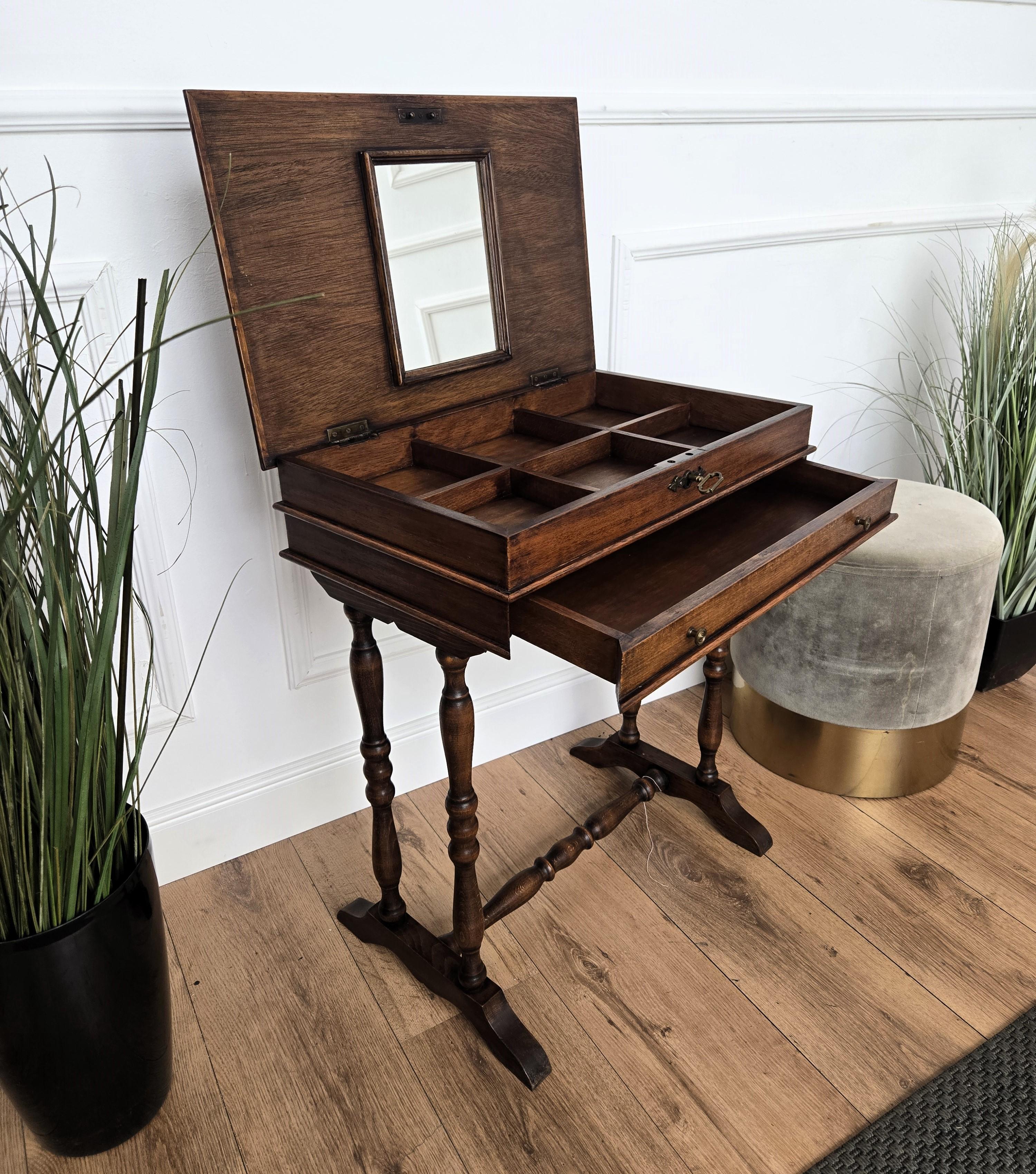 Bois Ancienne table d'appoint italienne sculptée en bois, pieds torsadés Bobbin Barley en vente