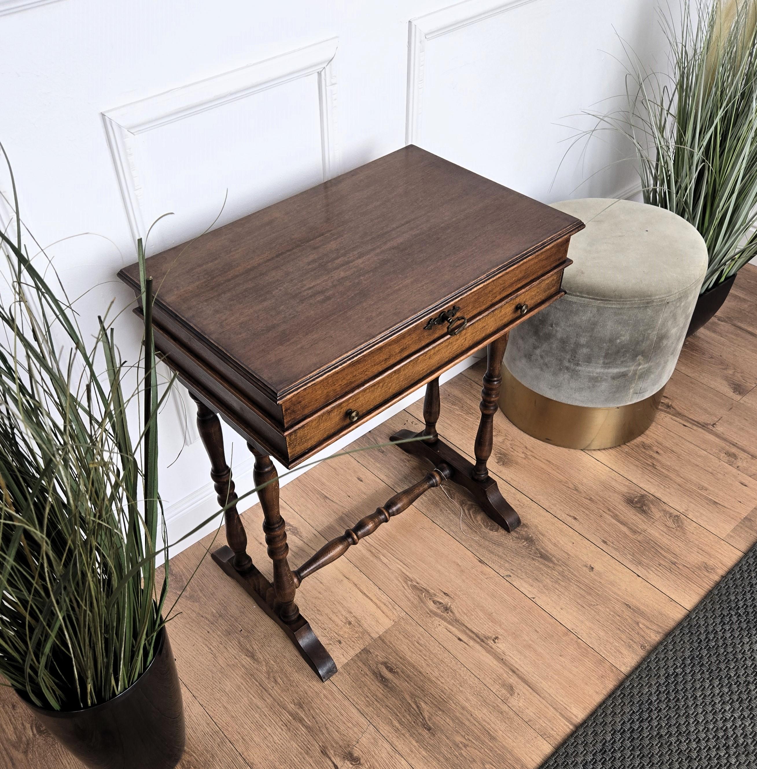 Ancienne table d'appoint italienne sculptée en bois, pieds torsadés Bobbin Barley en vente 1