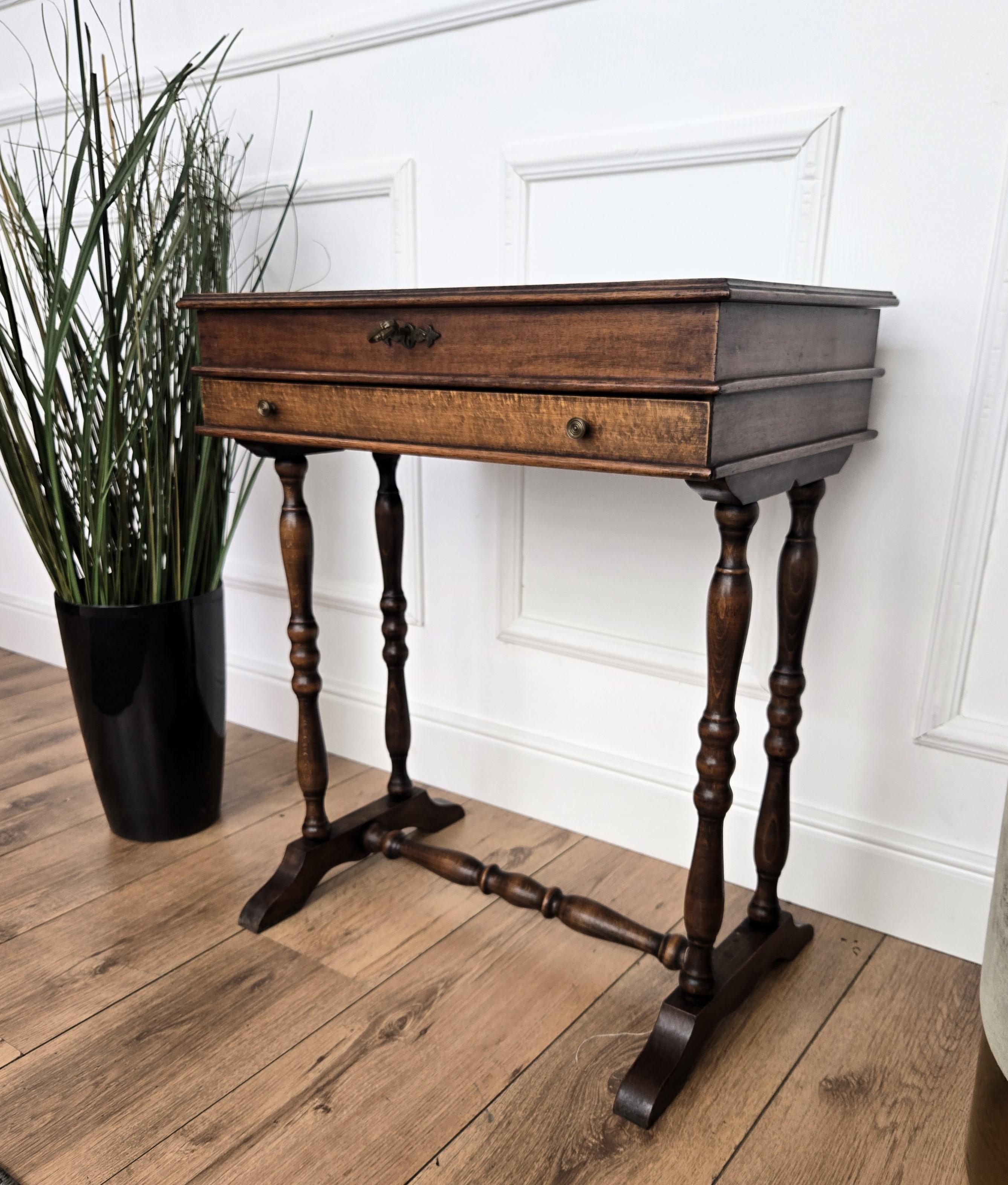 Ancienne table d'appoint italienne sculptée en bois, pieds torsadés Bobbin Barley en vente 2