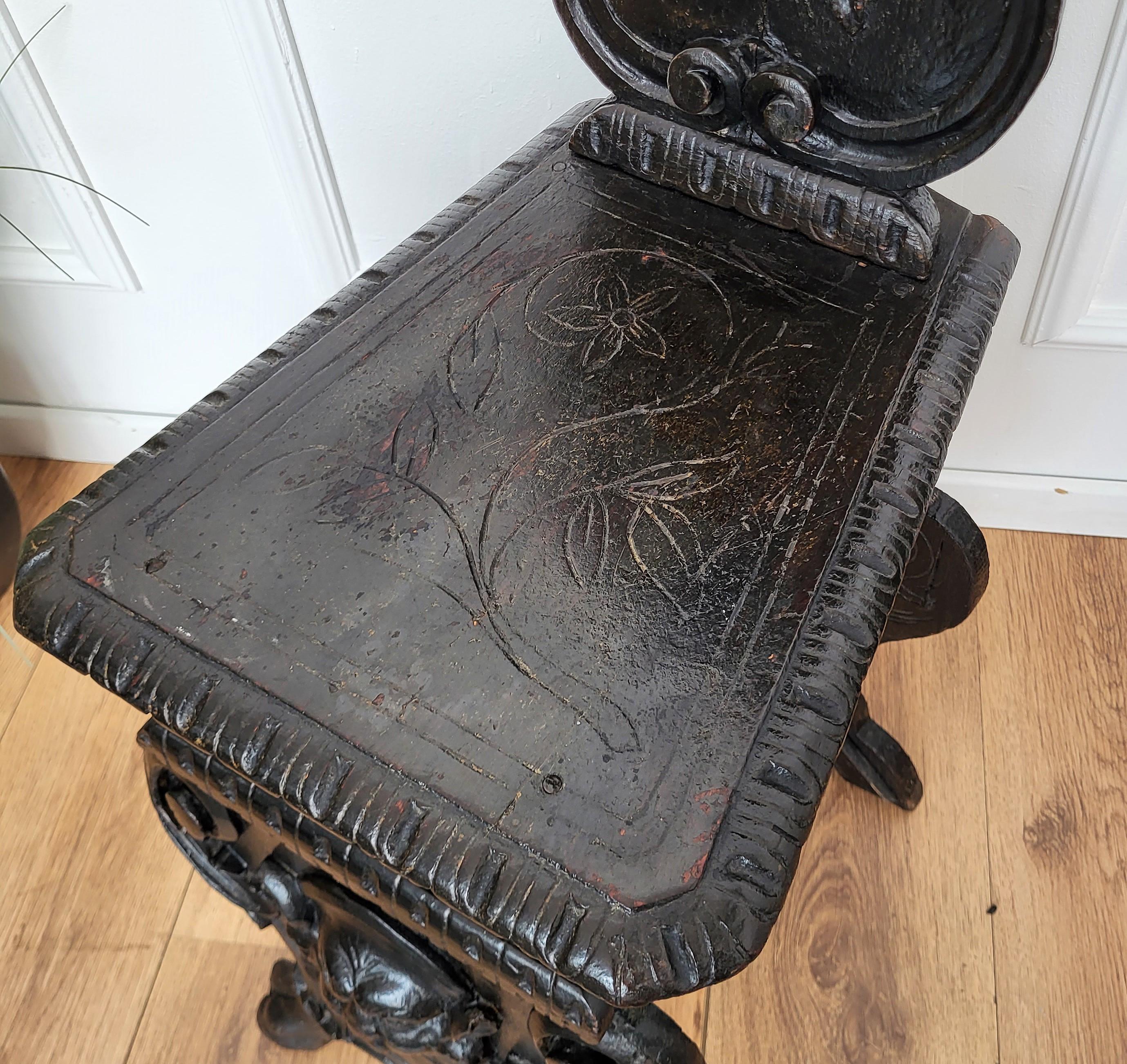 Antique Italian Carved Wood Coat of Arms Chair  In Good Condition For Sale In Carimate, Como