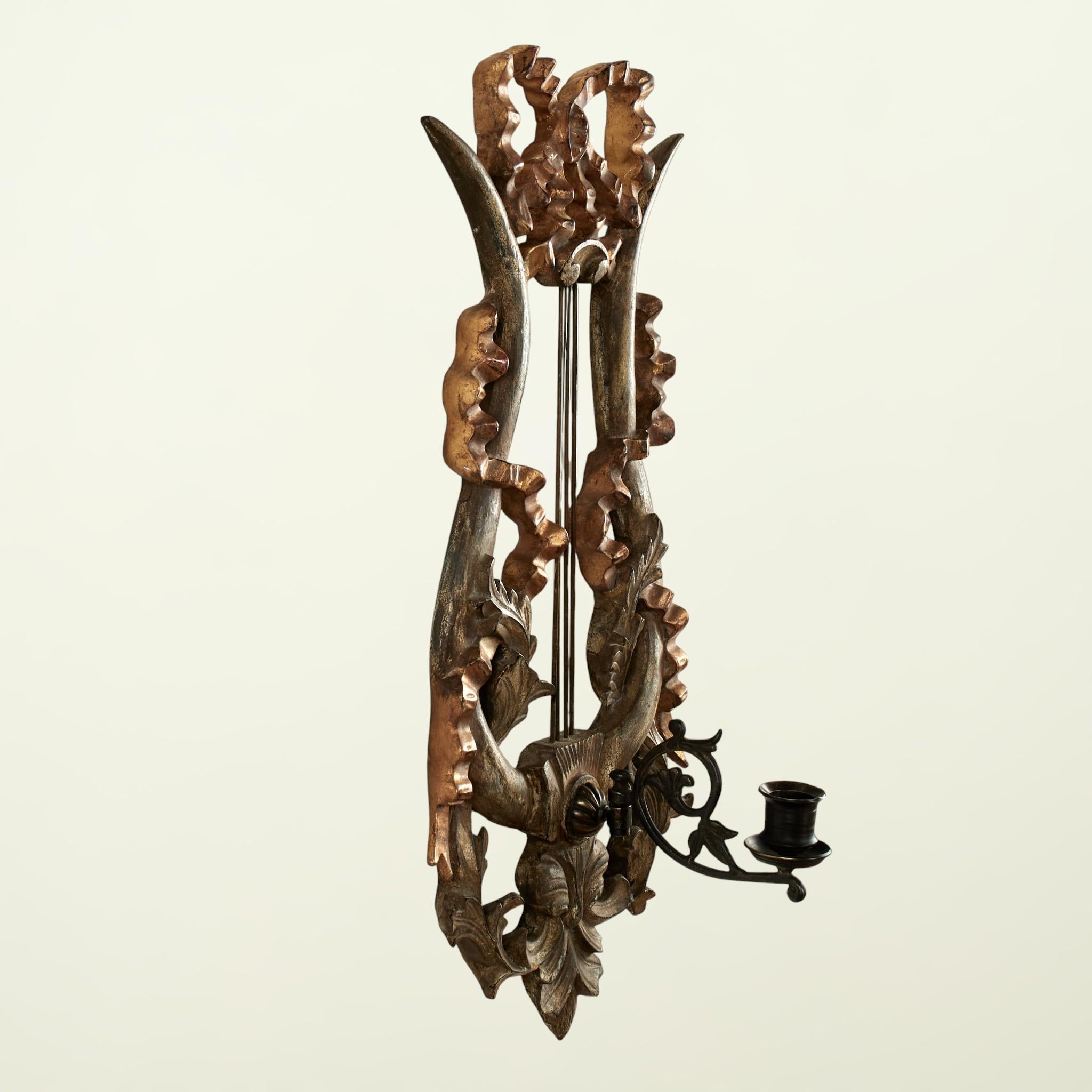 Anciennes appliques murales italiennes en bois sculpté à la lyre et au ruban doré en vente 3
