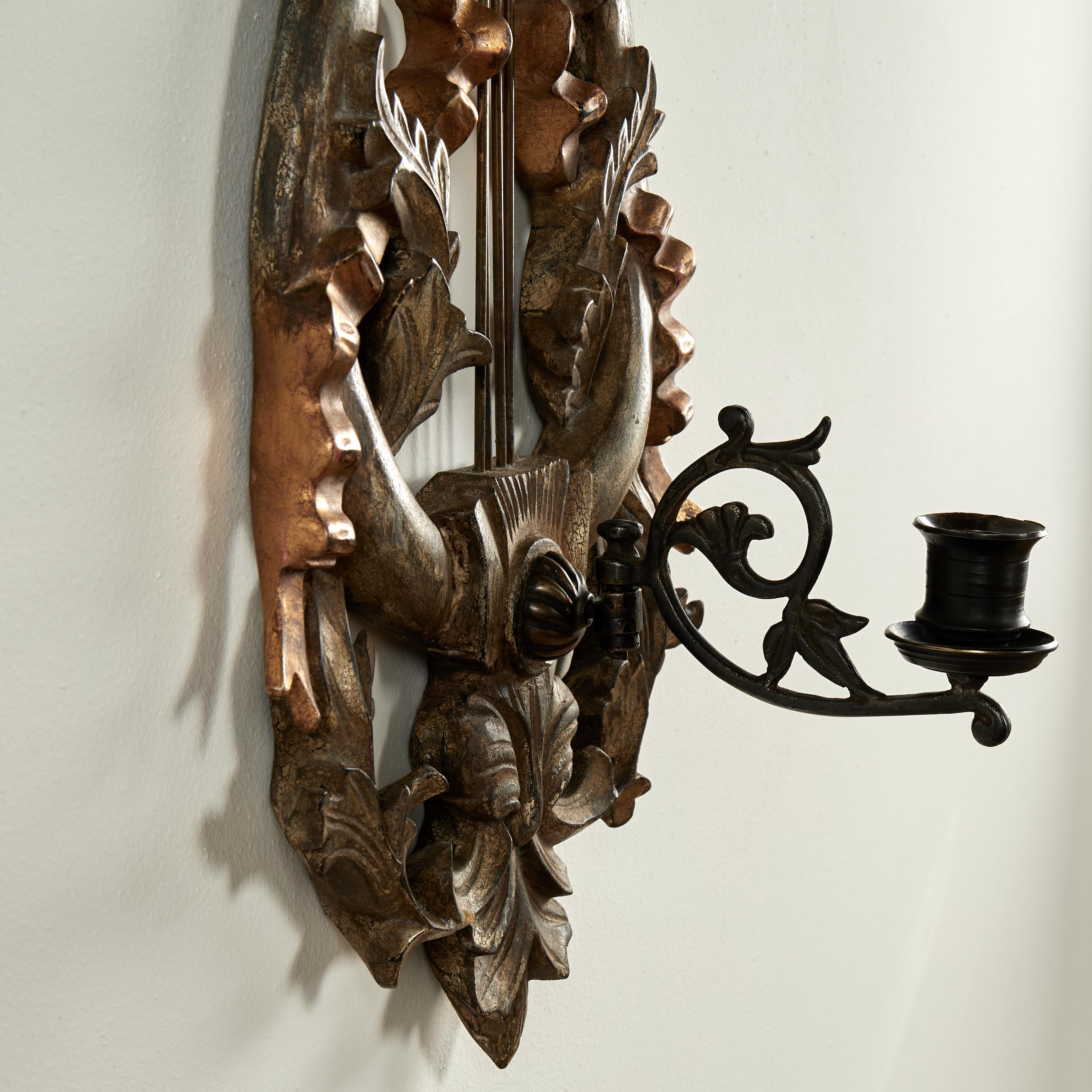 Anciennes appliques murales italiennes en bois sculpté à la lyre et au ruban doré en vente 4