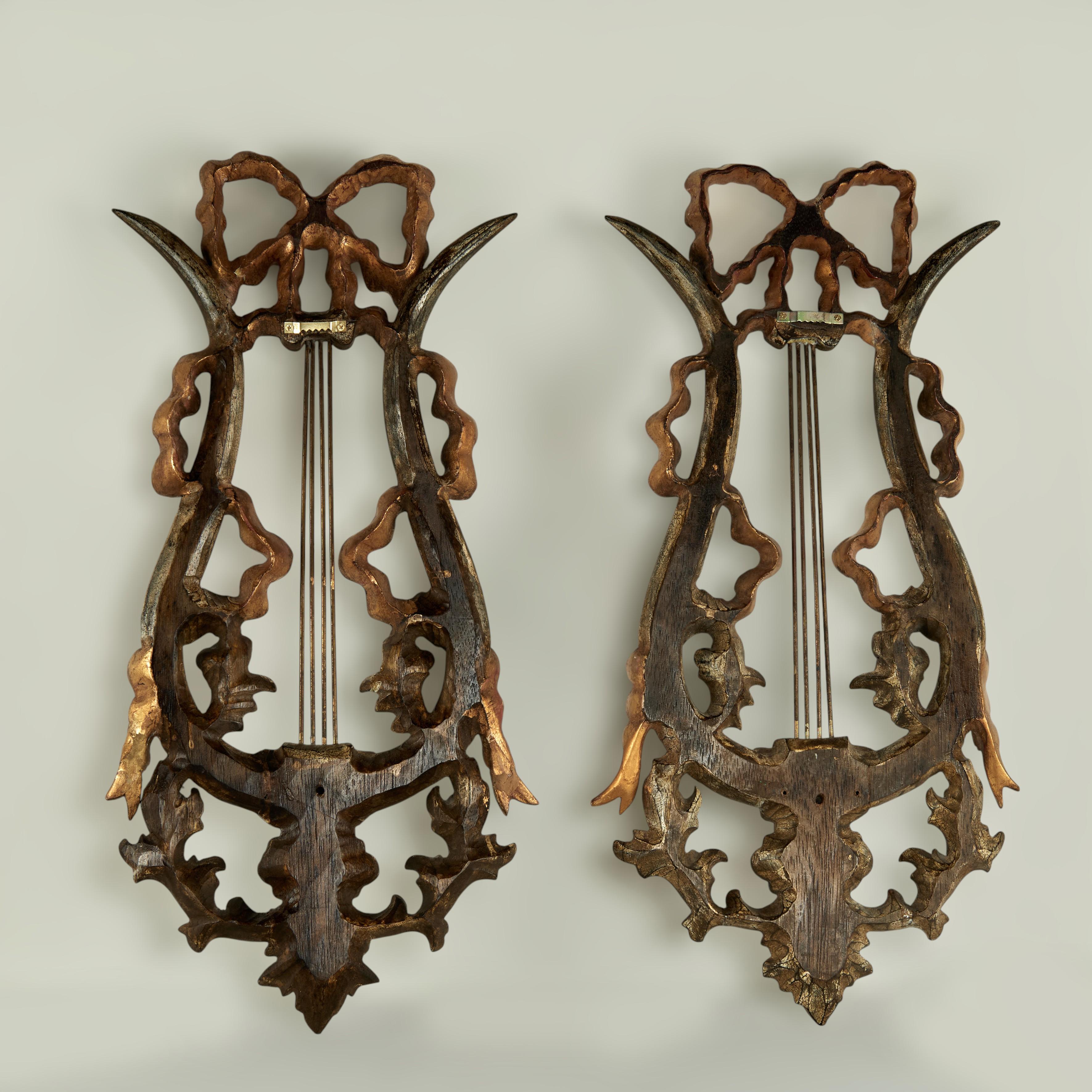 Anciennes appliques murales italiennes en bois sculpté à la lyre et au ruban doré en vente 6