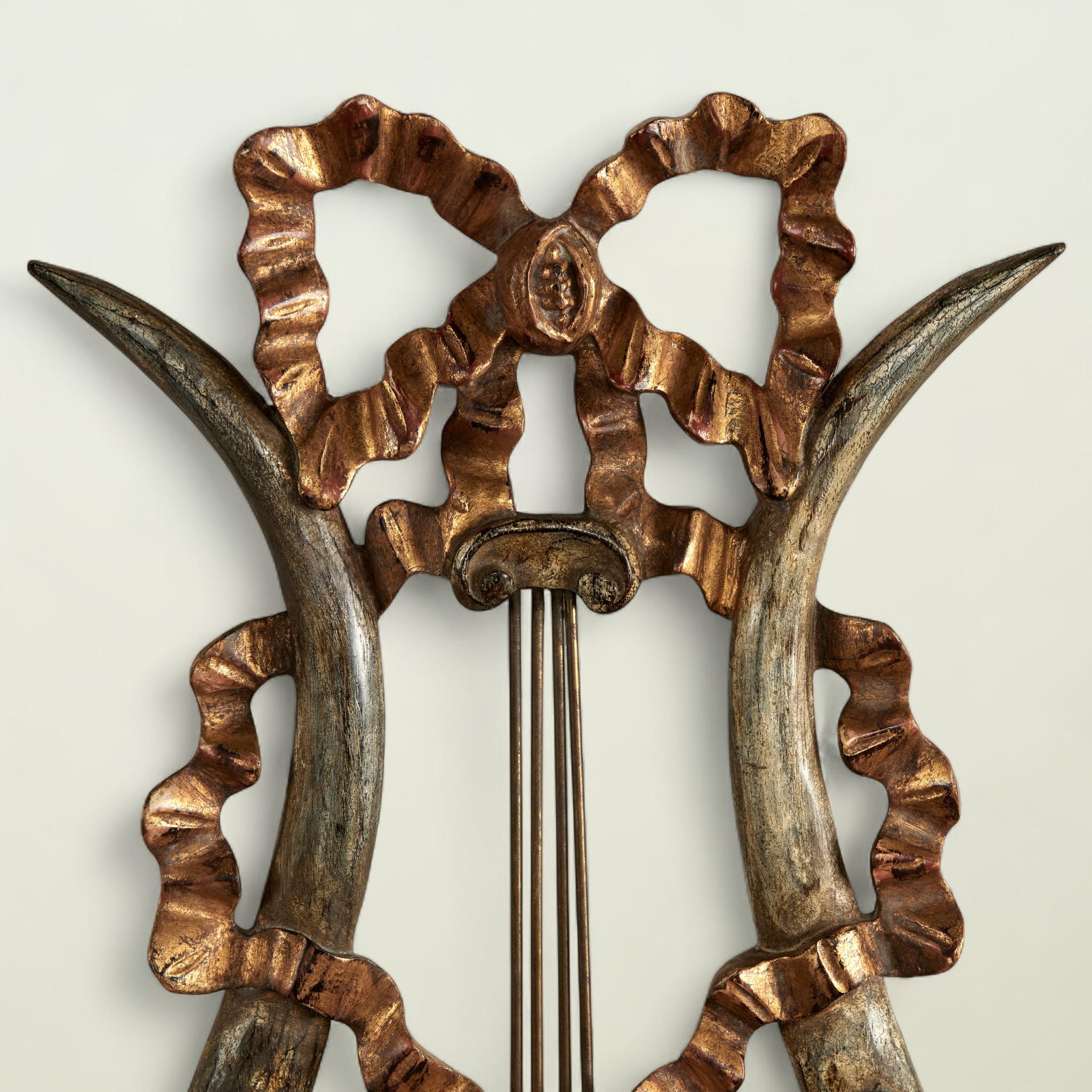 Néoclassique Anciennes appliques murales italiennes en bois sculpté à la lyre et au ruban doré en vente