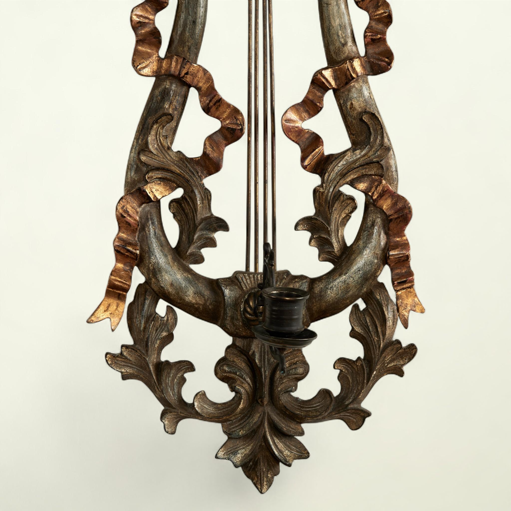 Sculpté à la main Anciennes appliques murales italiennes en bois sculpté à la lyre et au ruban doré en vente