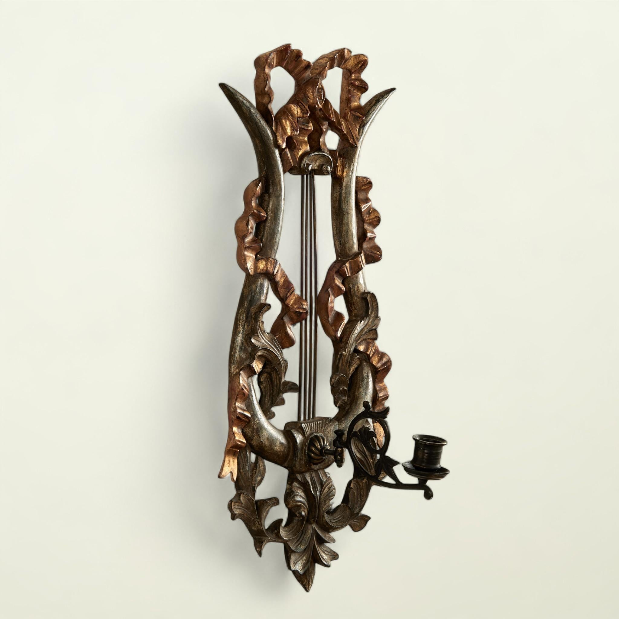 Anciennes appliques murales italiennes en bois sculpté à la lyre et au ruban doré Bon état - En vente à Palm Beach, FL